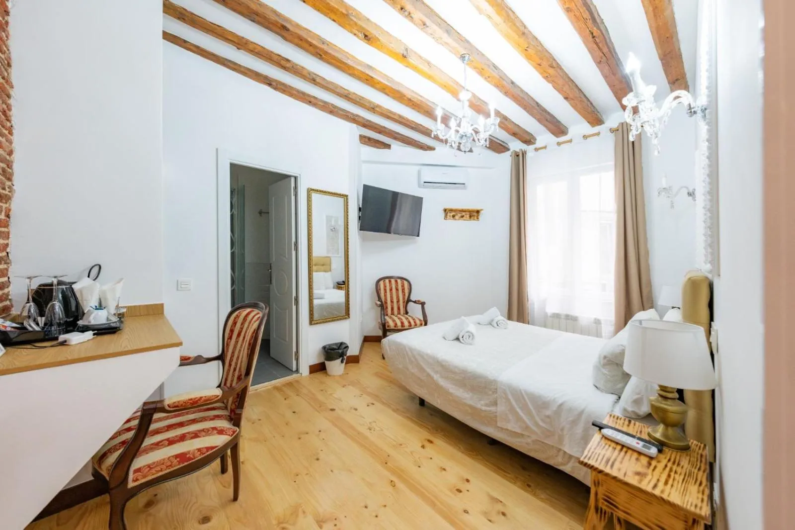 Photo of the whole room, Bed in Oriente Palace Apartments