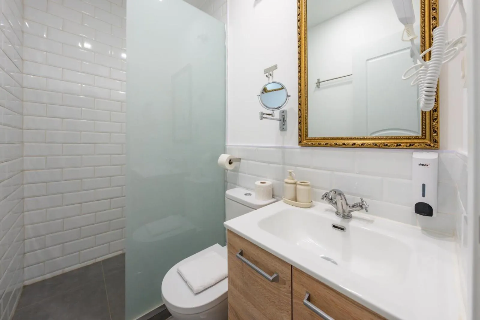 Shower in Oriente Palace Apartments