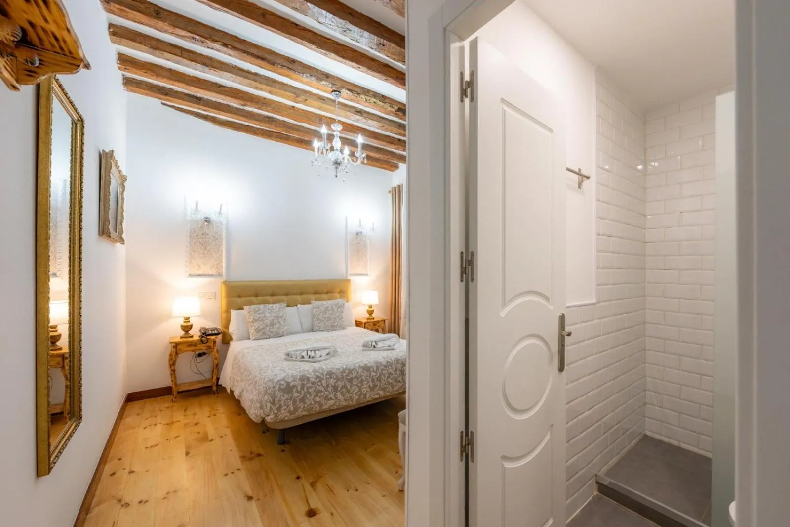 Photo of the whole room, Bed in Oriente Palace Apartments