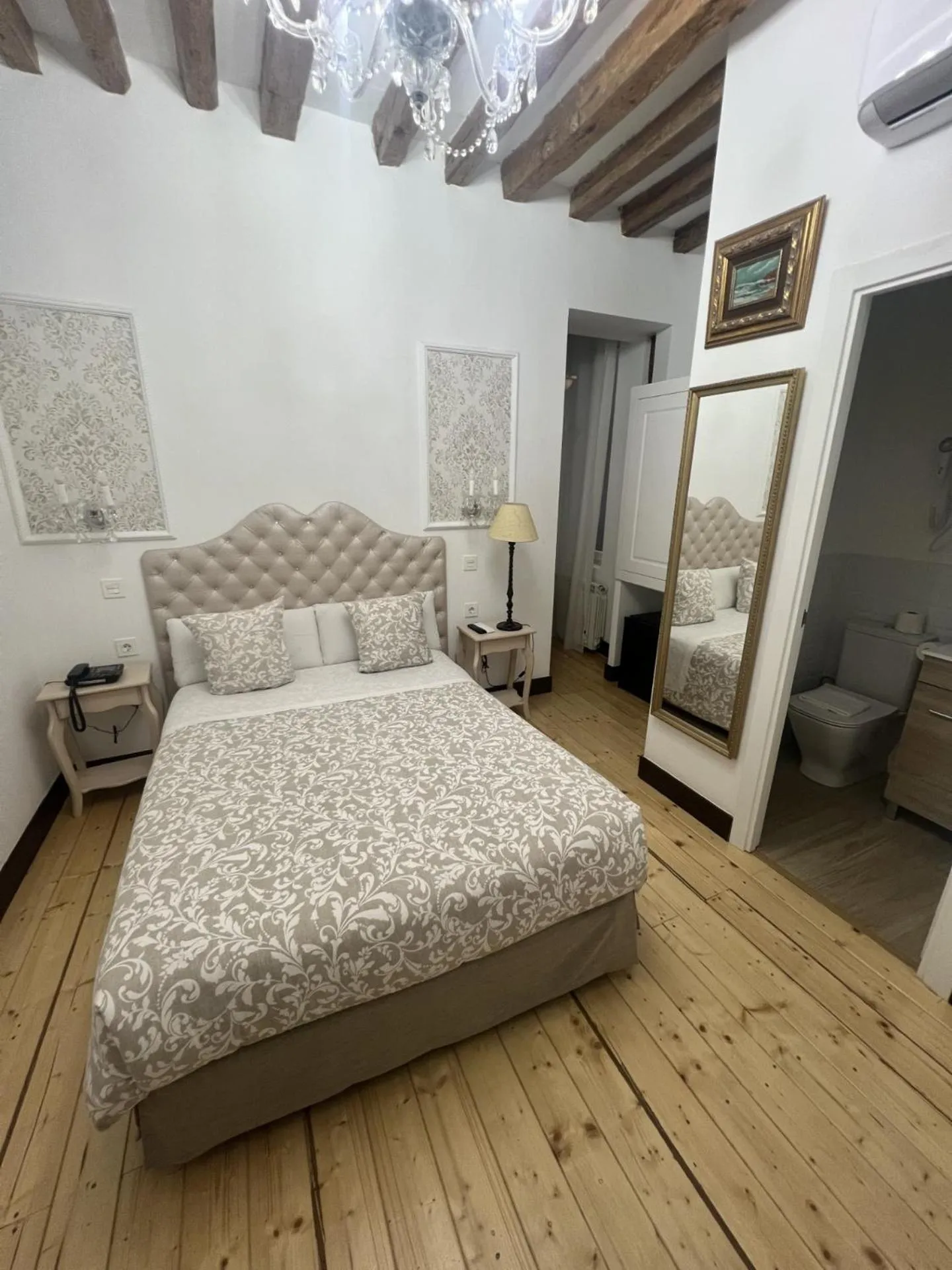 Photo of the whole room, Bed in Oriente Palace Apartments