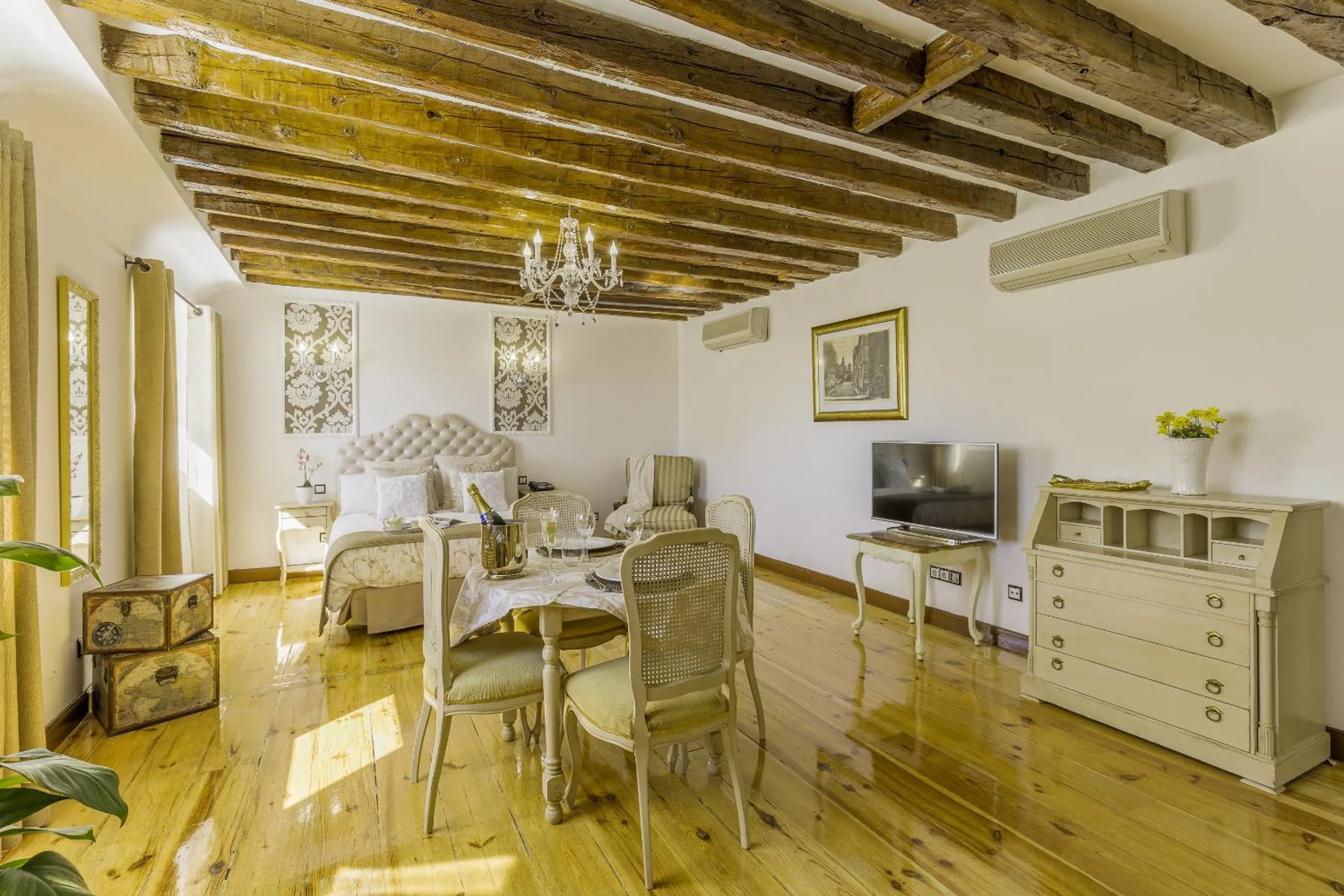 Seating area in Oriente Palace Apartments