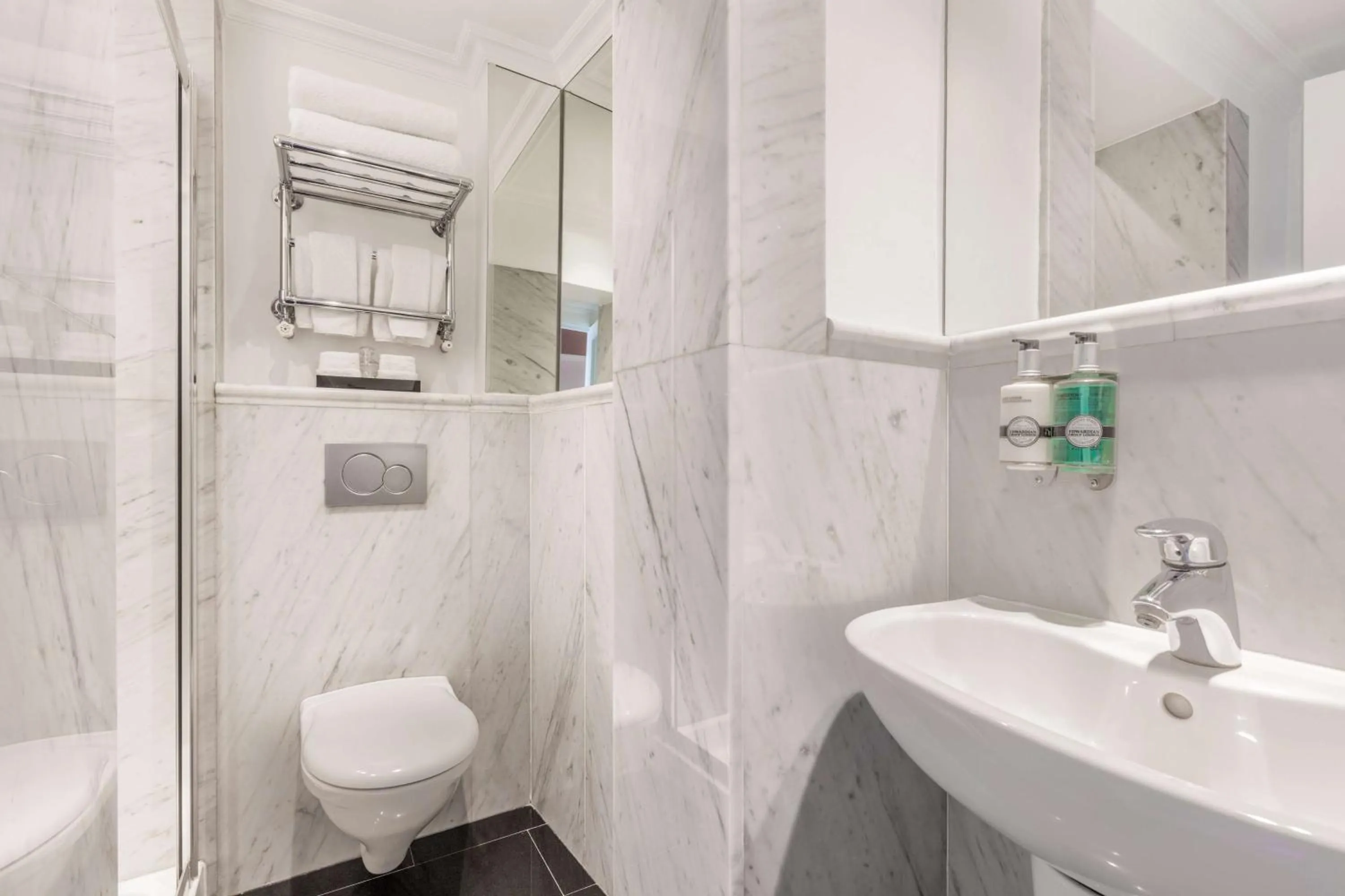 Bathroom in Radisson Blu Hotel, London Marble Arch