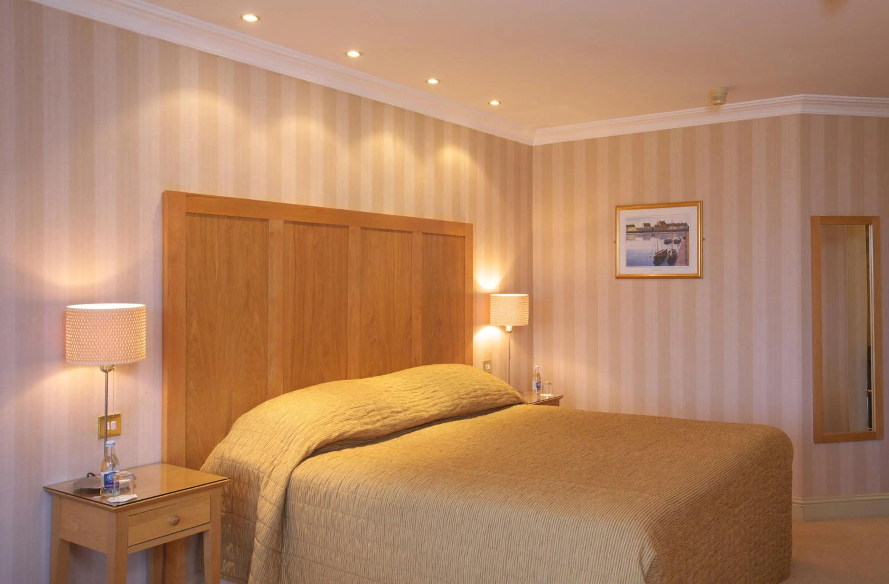 Bedroom, Bed in Connemara Coast Hotel