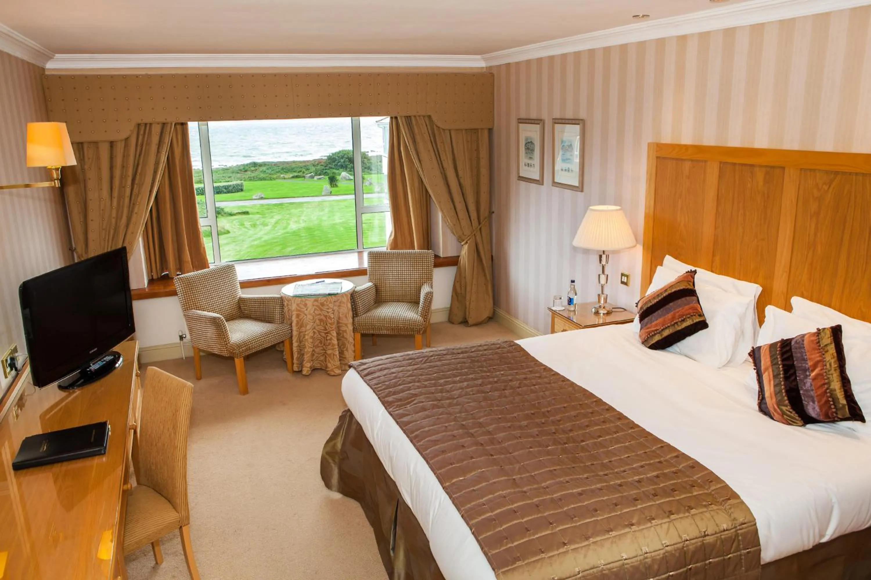 Photo of the whole room, Bed in Connemara Coast Hotel