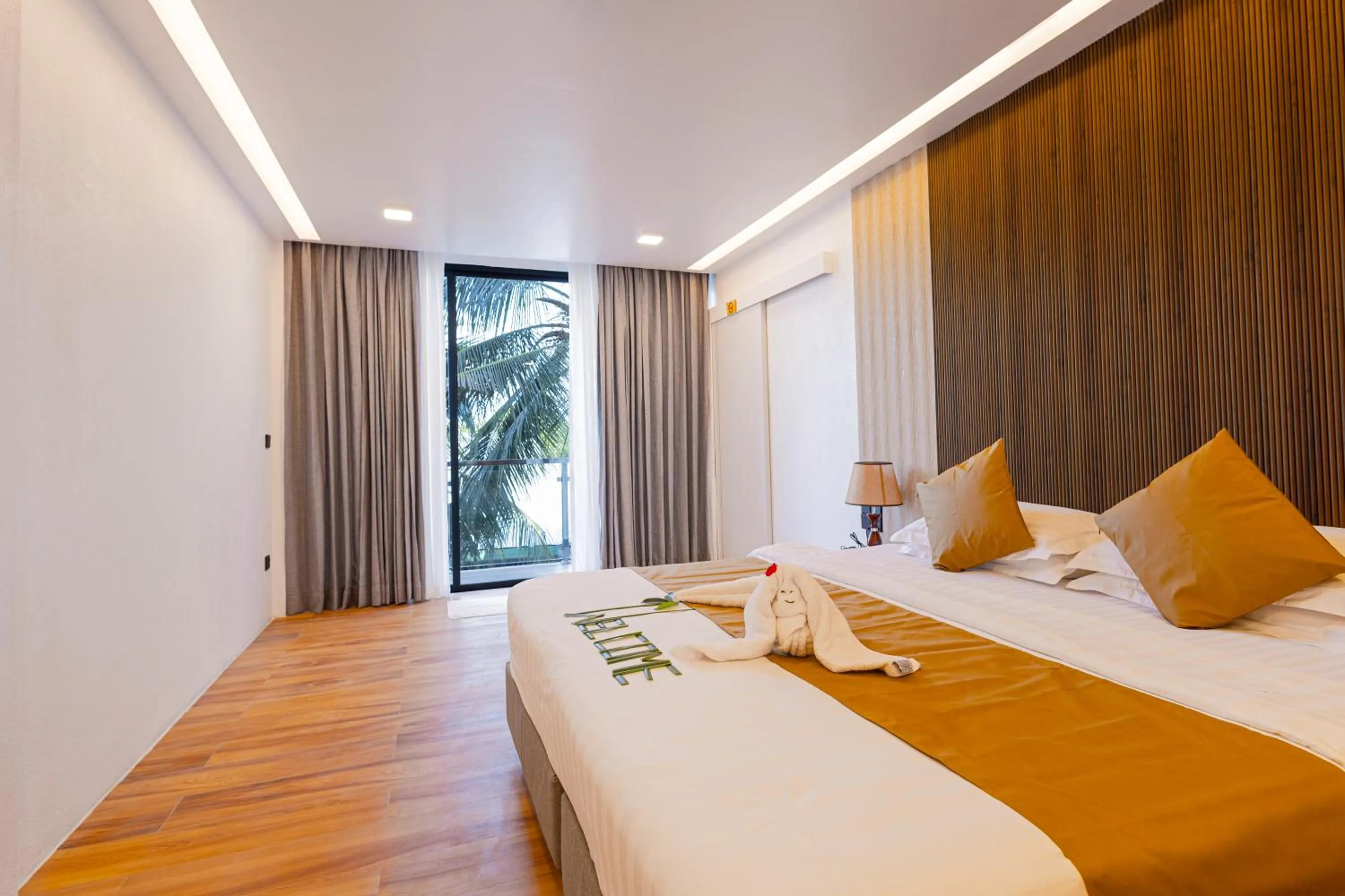 Bed in Shallow Lagoon Rasdhoo