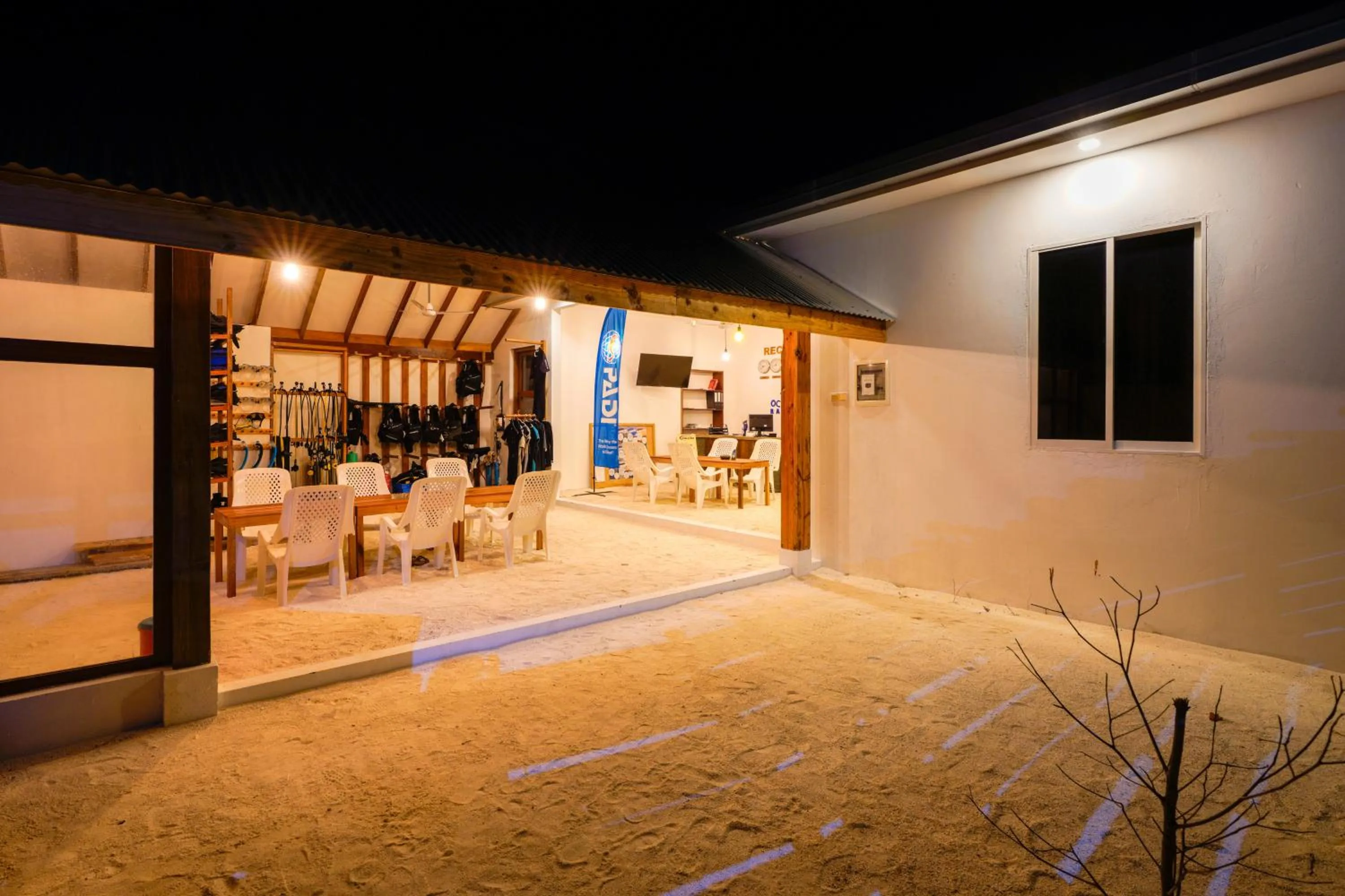 Diving in Shallow Lagoon Rasdhoo