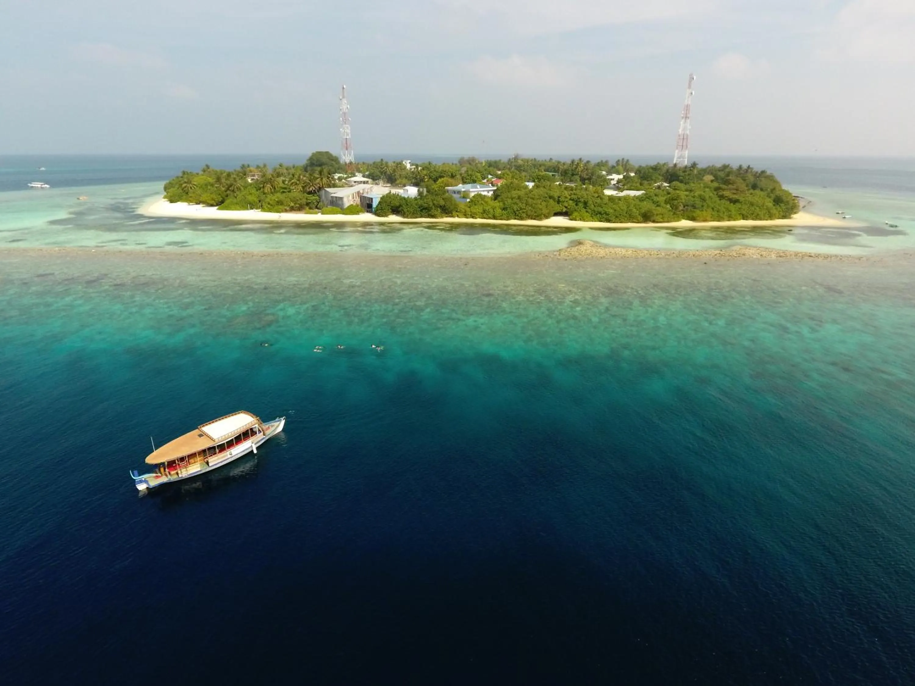 Snorkeling in Shallow Lagoon Rasdhoo