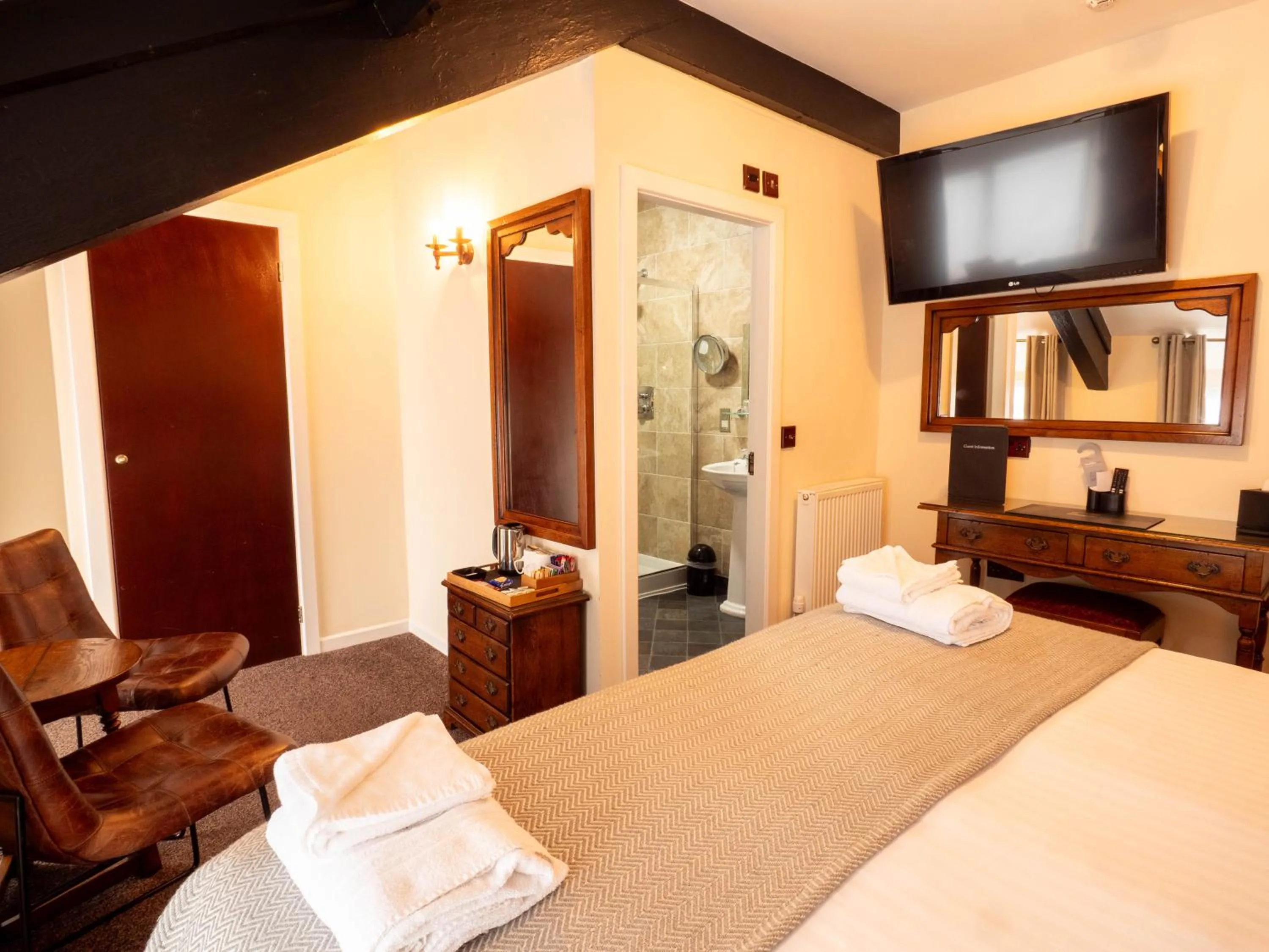 Bedroom, Bed in The Black Boy Inn