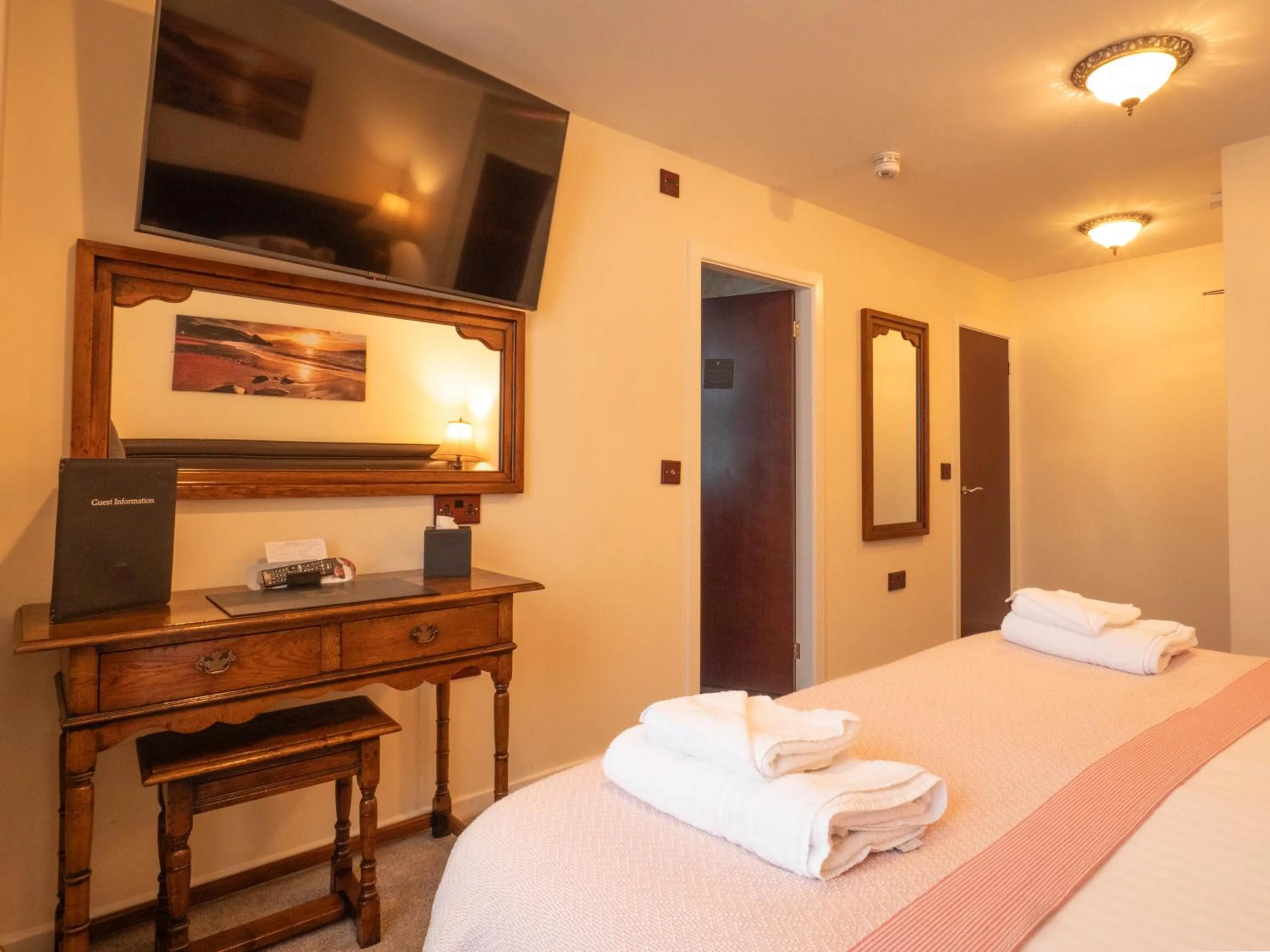 Bedroom, Bed in The Black Boy Inn