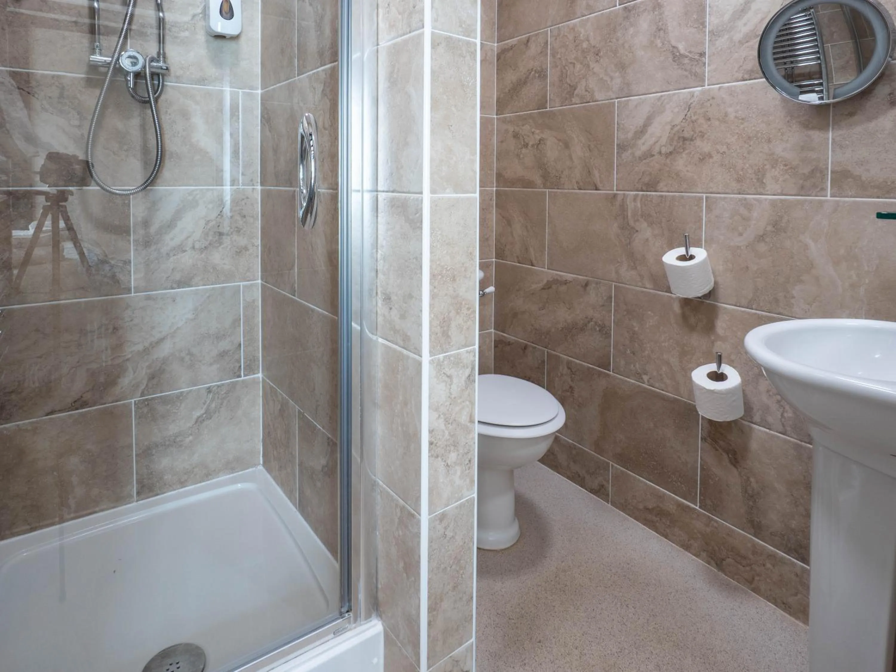 Shower in The Black Boy Inn