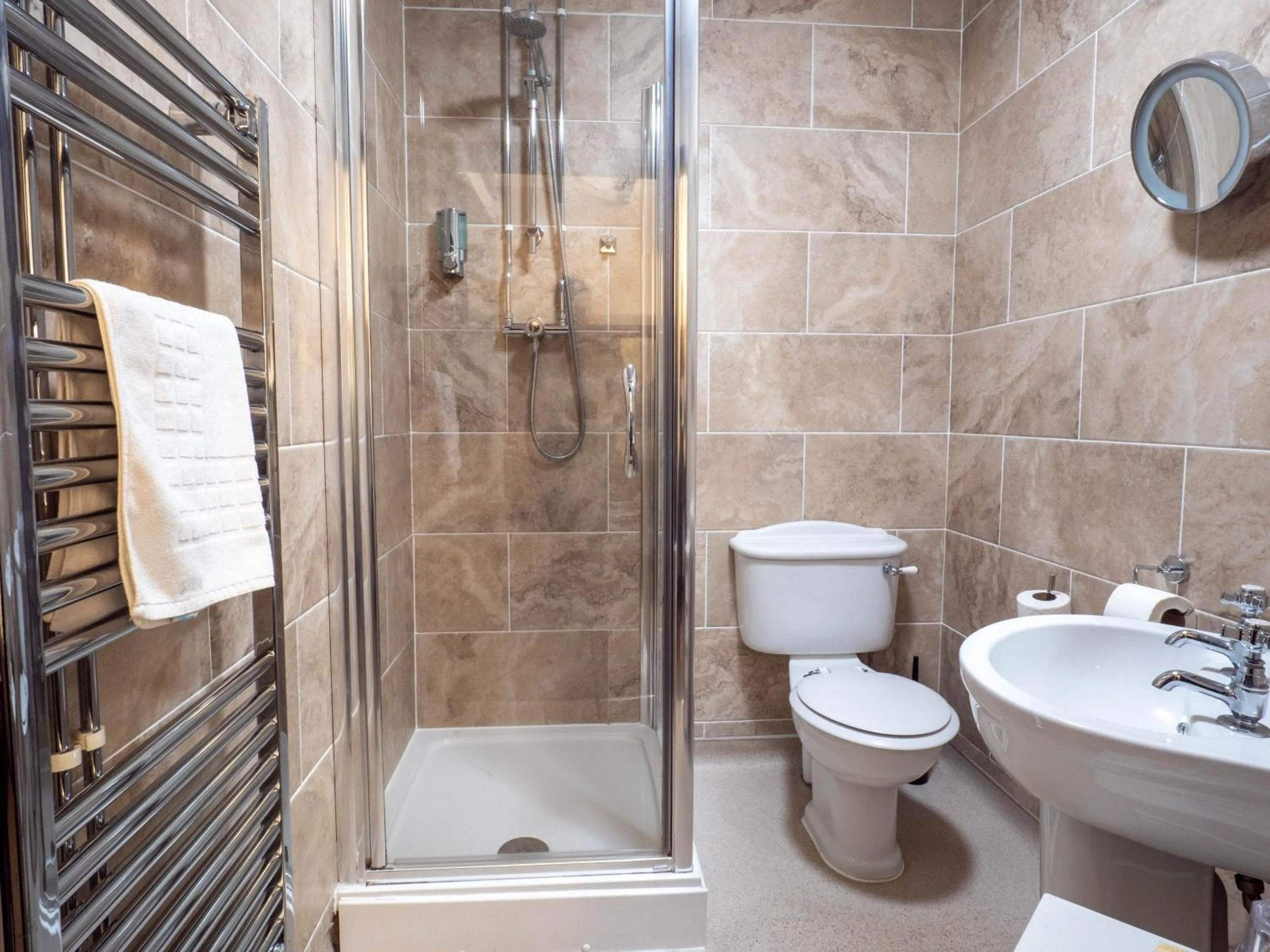 Shower in The Black Boy Inn