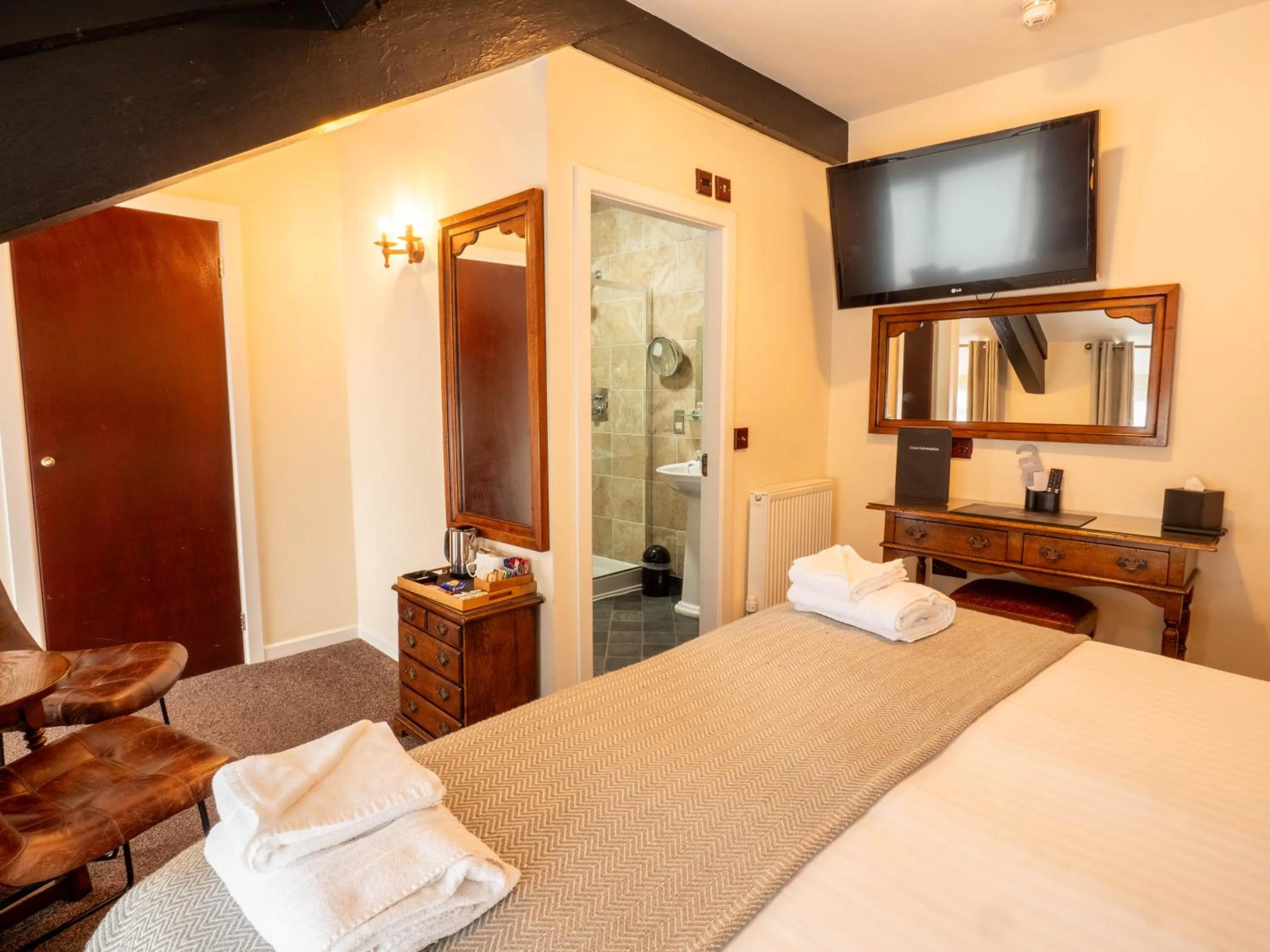 Bedroom, Bed in The Black Boy Inn