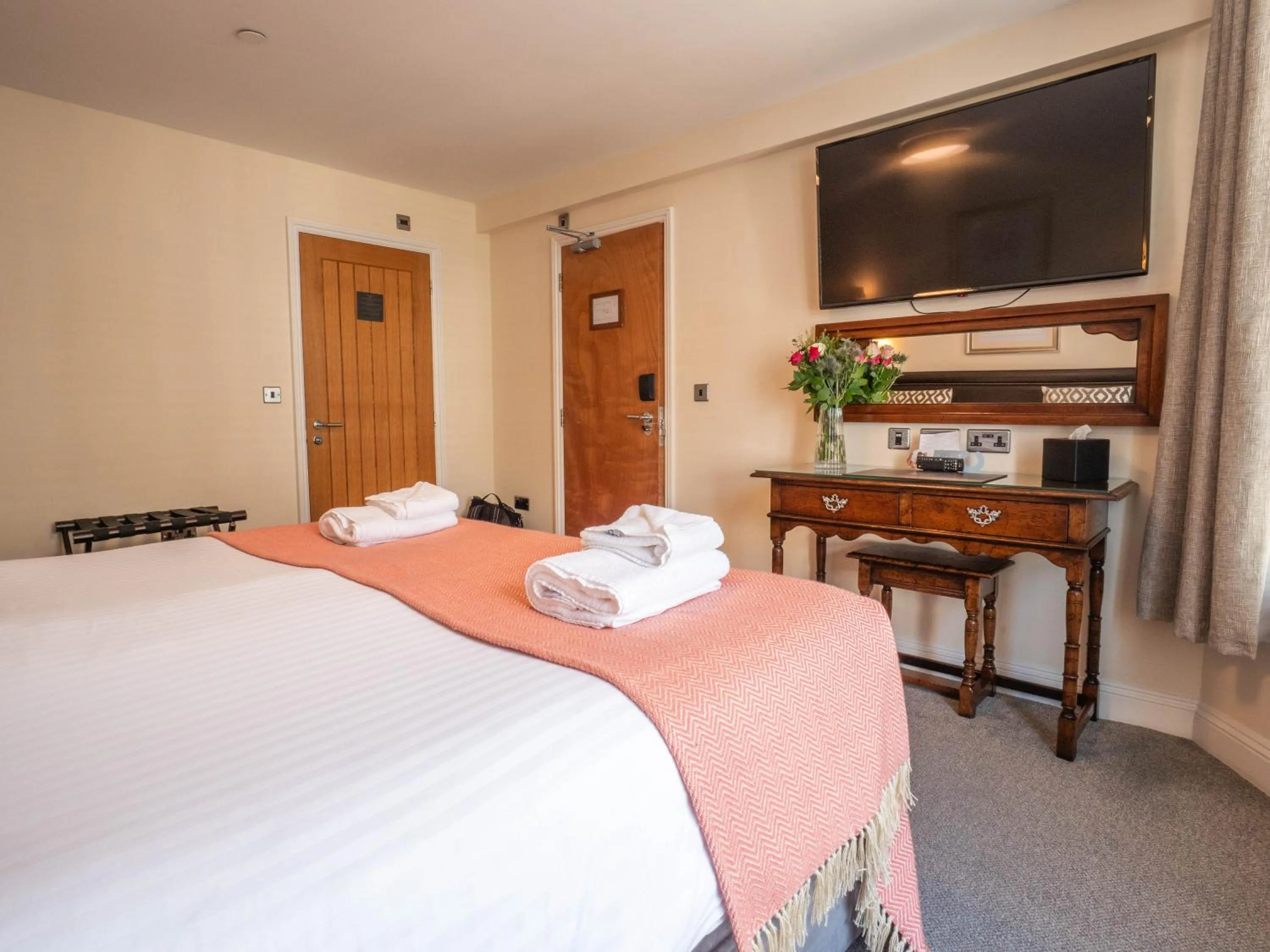 Bedroom, Bed in The Black Boy Inn