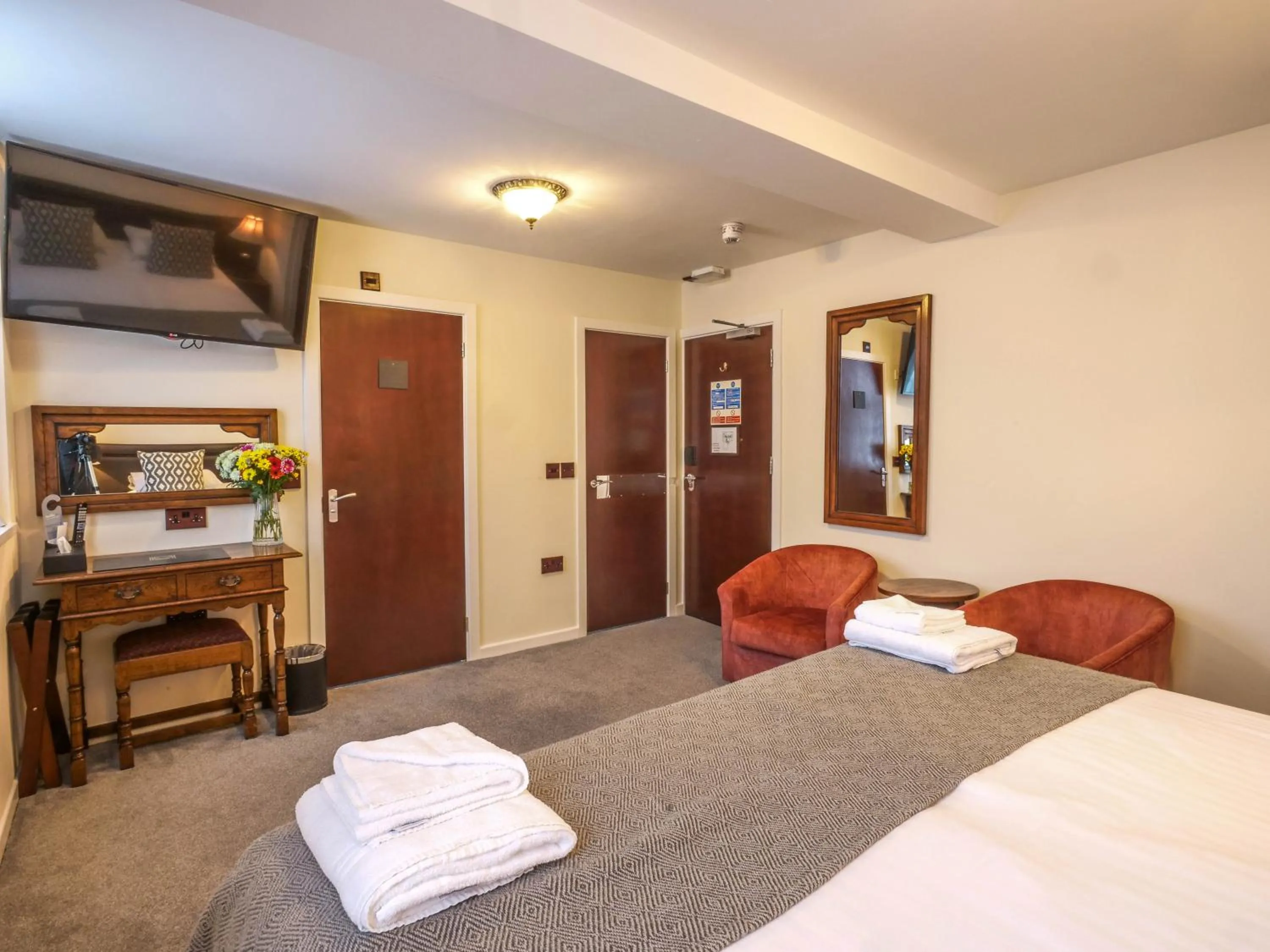 Seating area, Bed in The Black Boy Inn