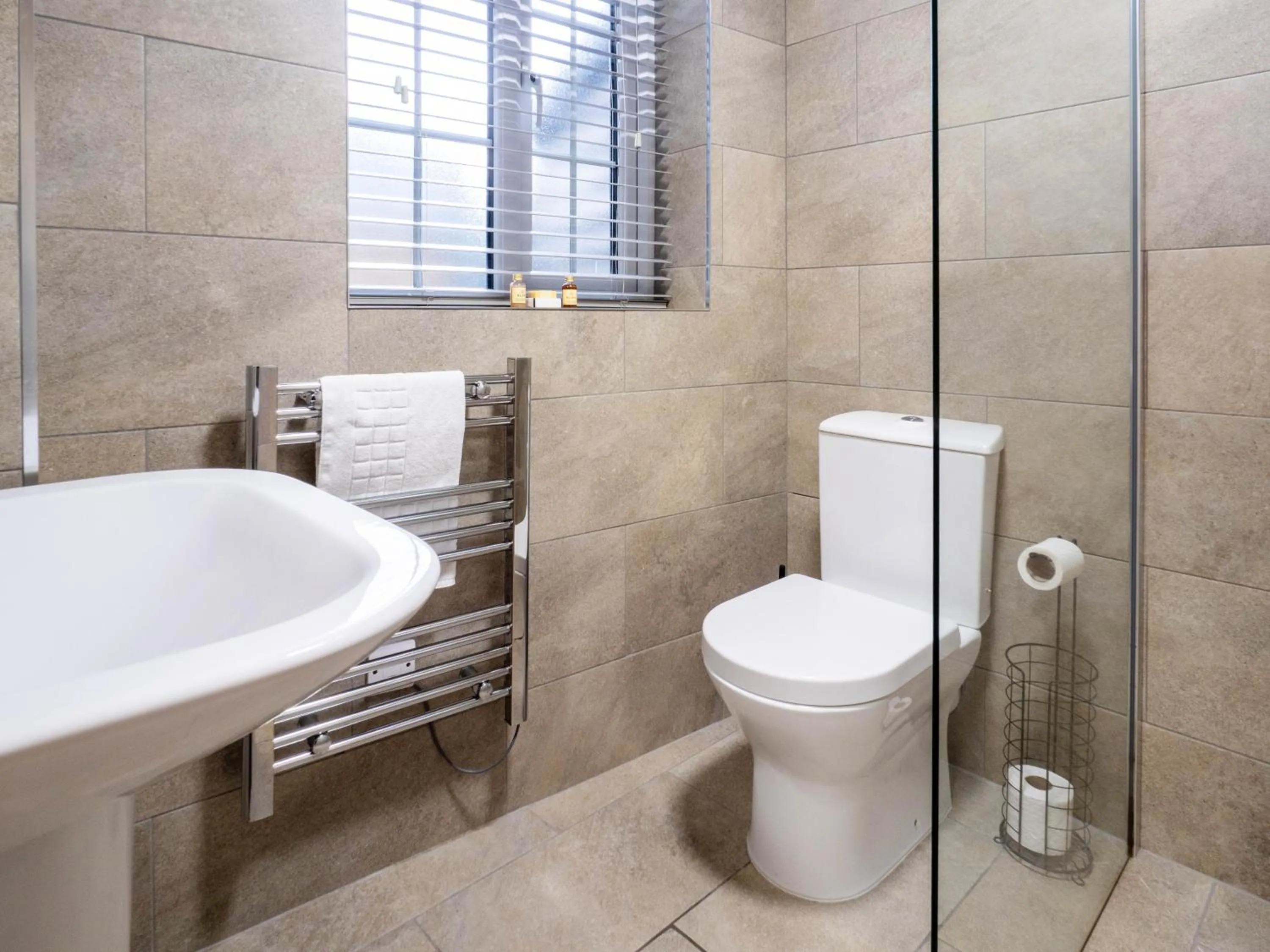 Shower in The Black Boy Inn