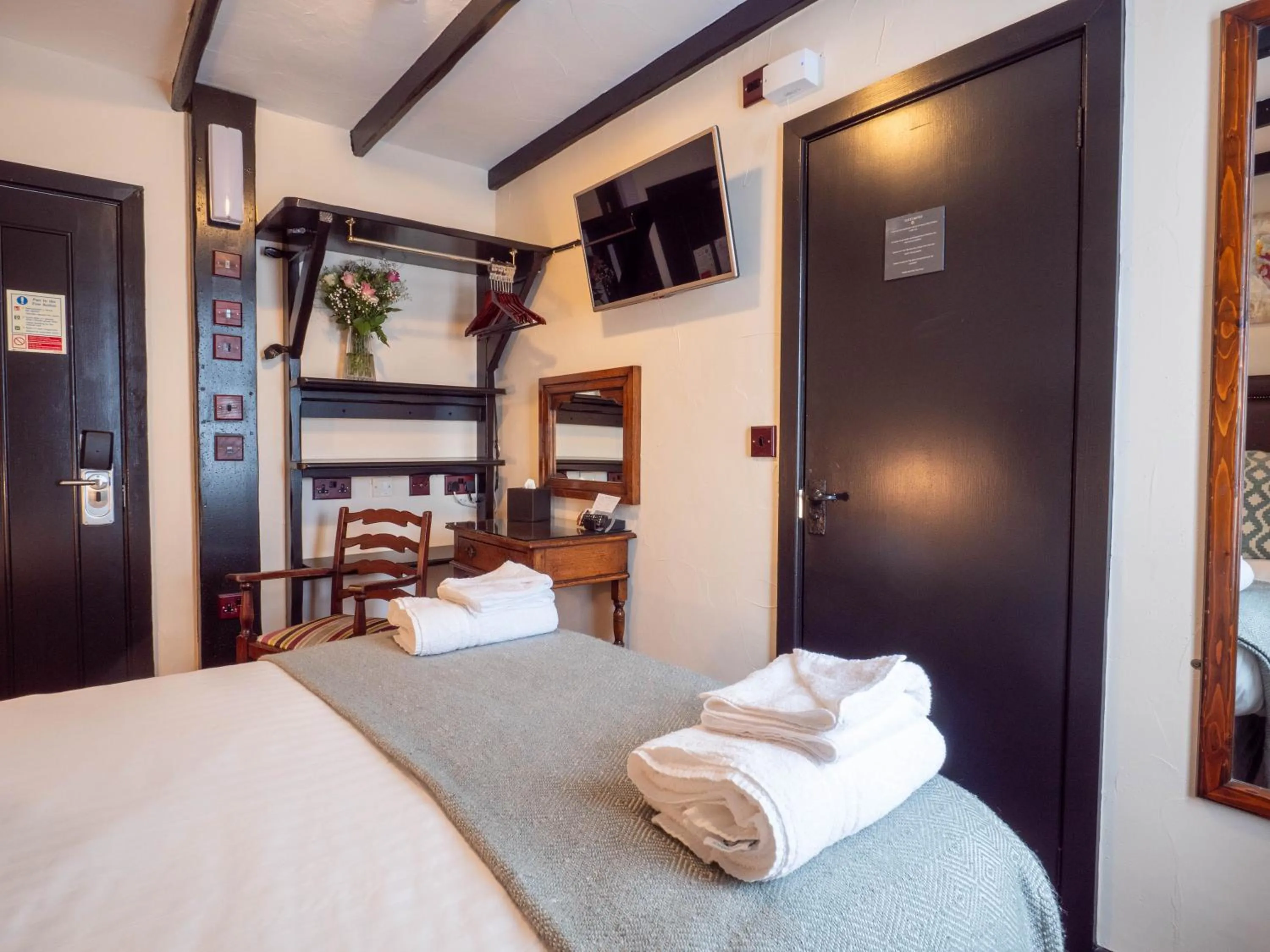 Coffee/tea facilities, Bed in The Black Boy Inn