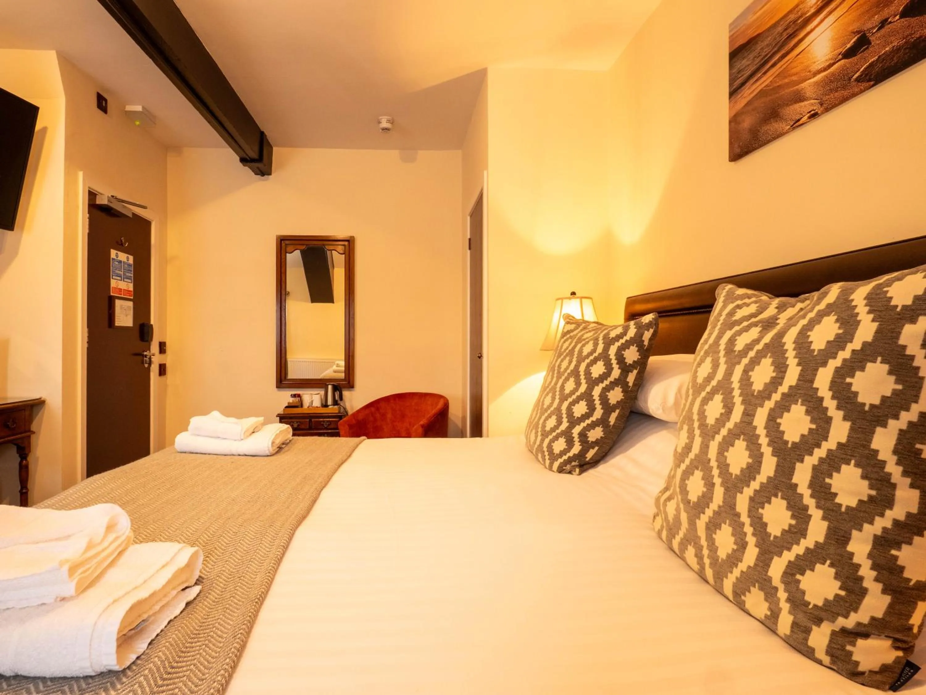 Bedroom, Bed in The Black Boy Inn