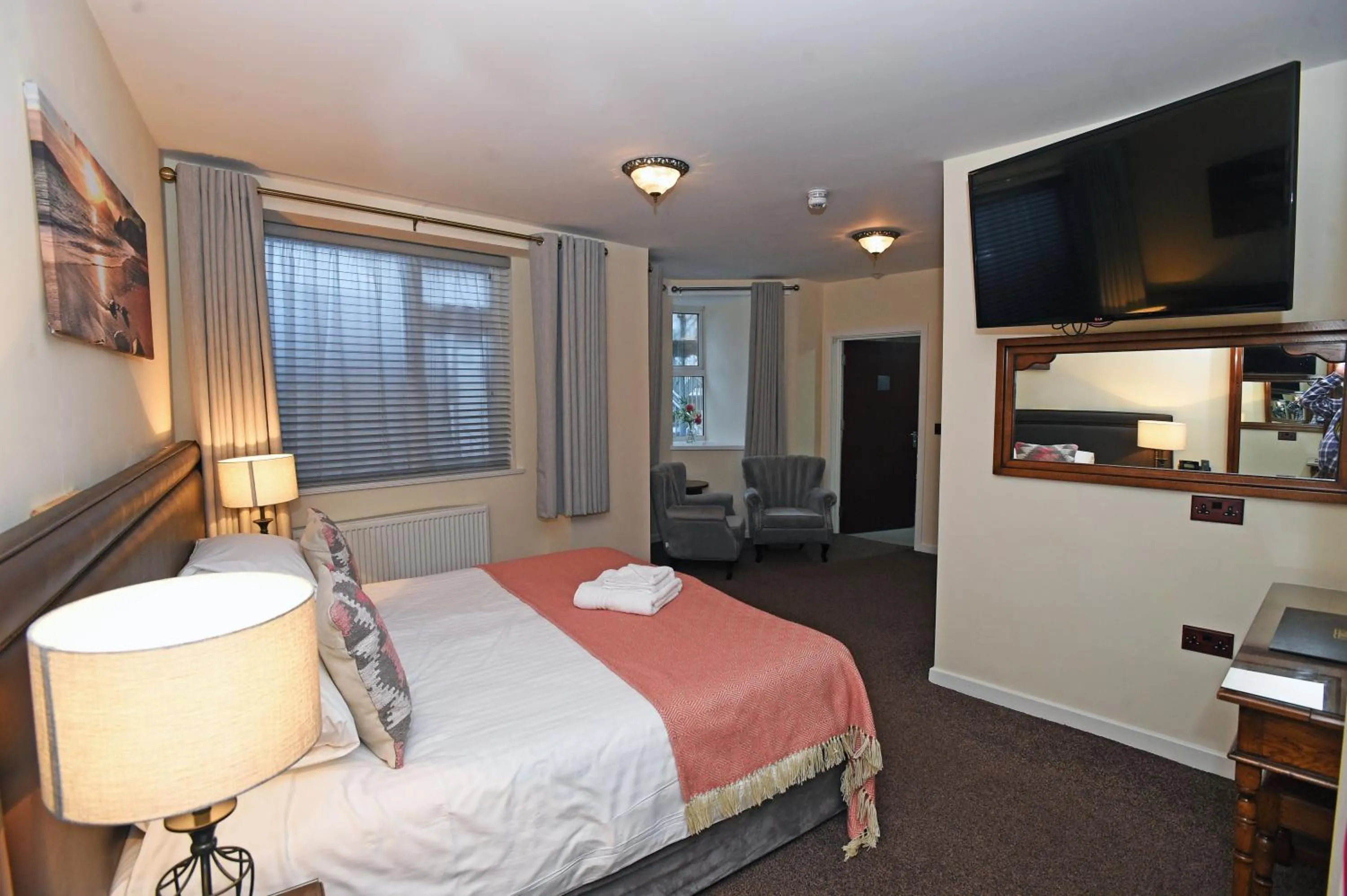 Seating area, Bed in The Black Boy Inn