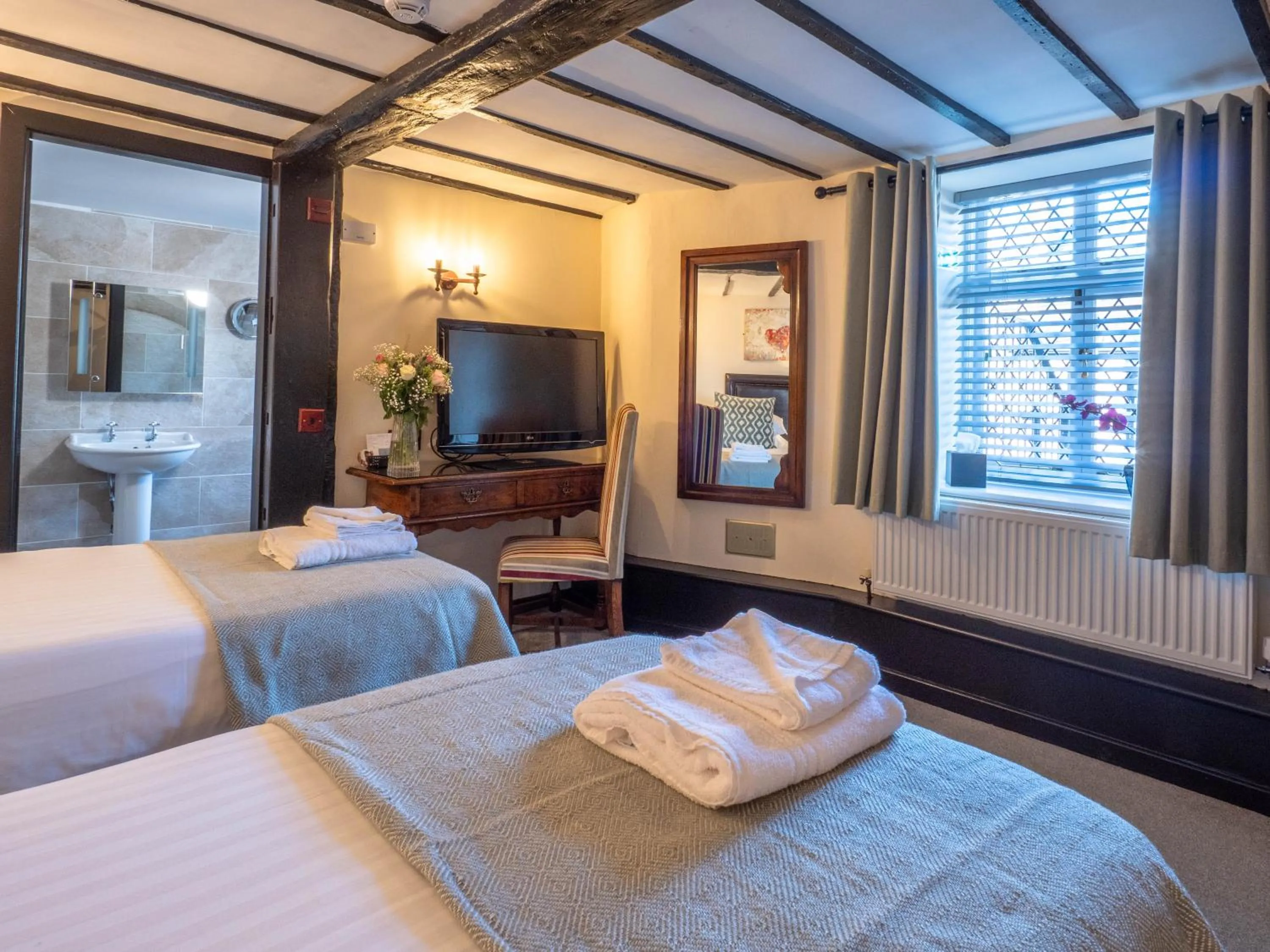 Bathroom, Bed in The Black Boy Inn