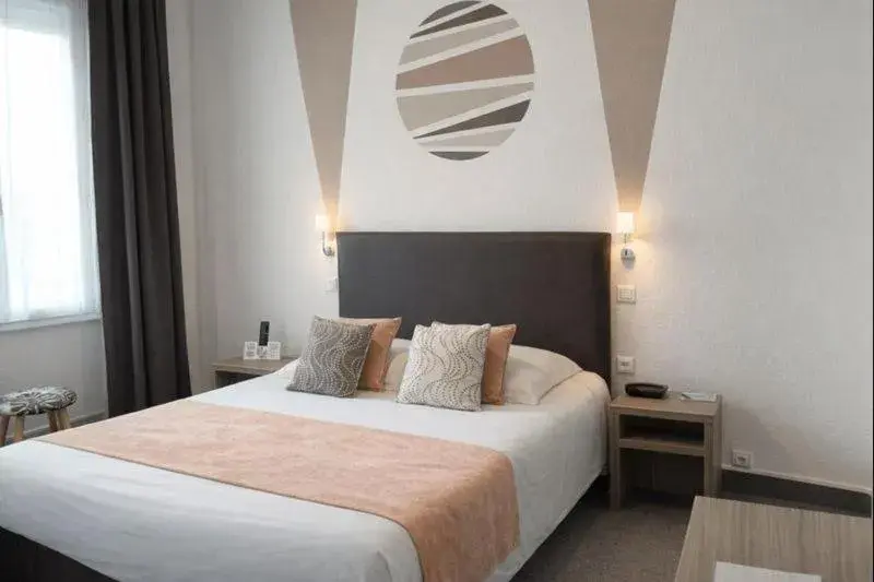 Budget Double Room - single occupancy in Cit' Hotel de France Budget Double Room - single occupancy in Cit' Hotel de France