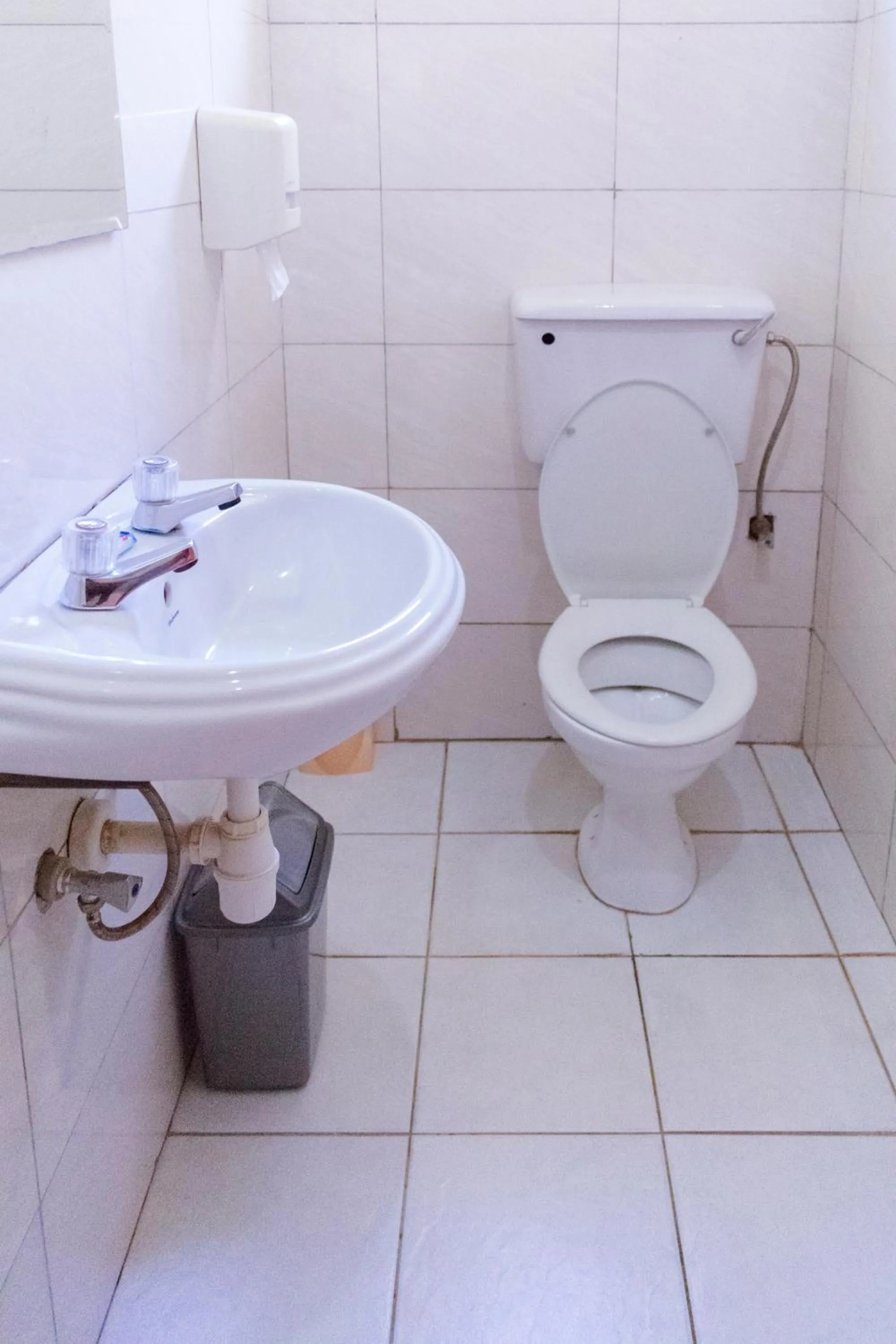 Toilet in Etana Motel Kampala