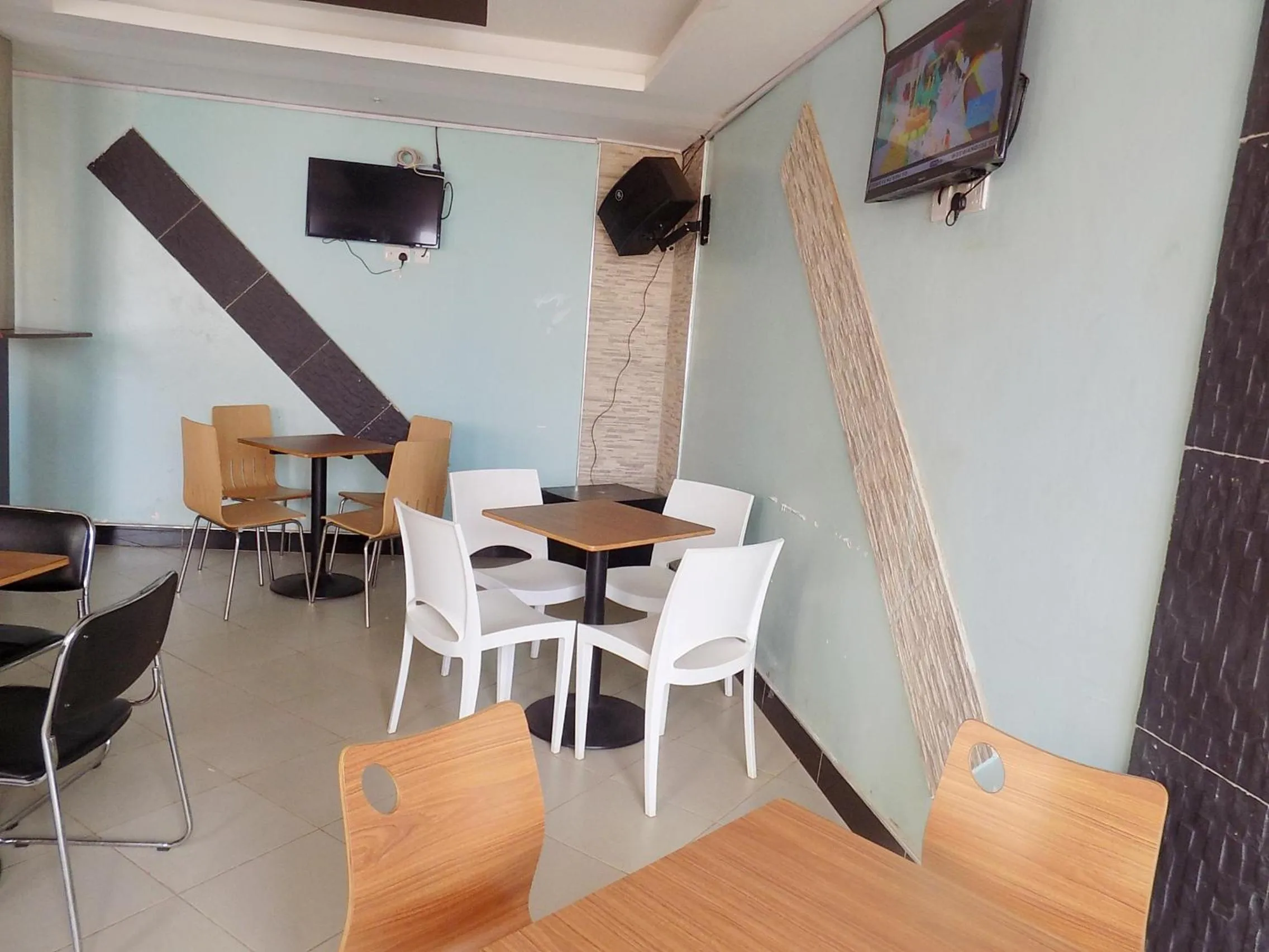 Restaurant/places to eat in Remmings Hotel Kampala