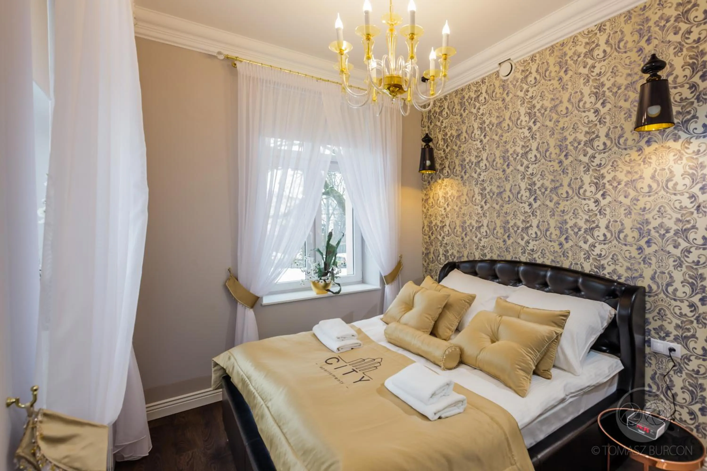 Seating area, Bed in Apartamenty City.
