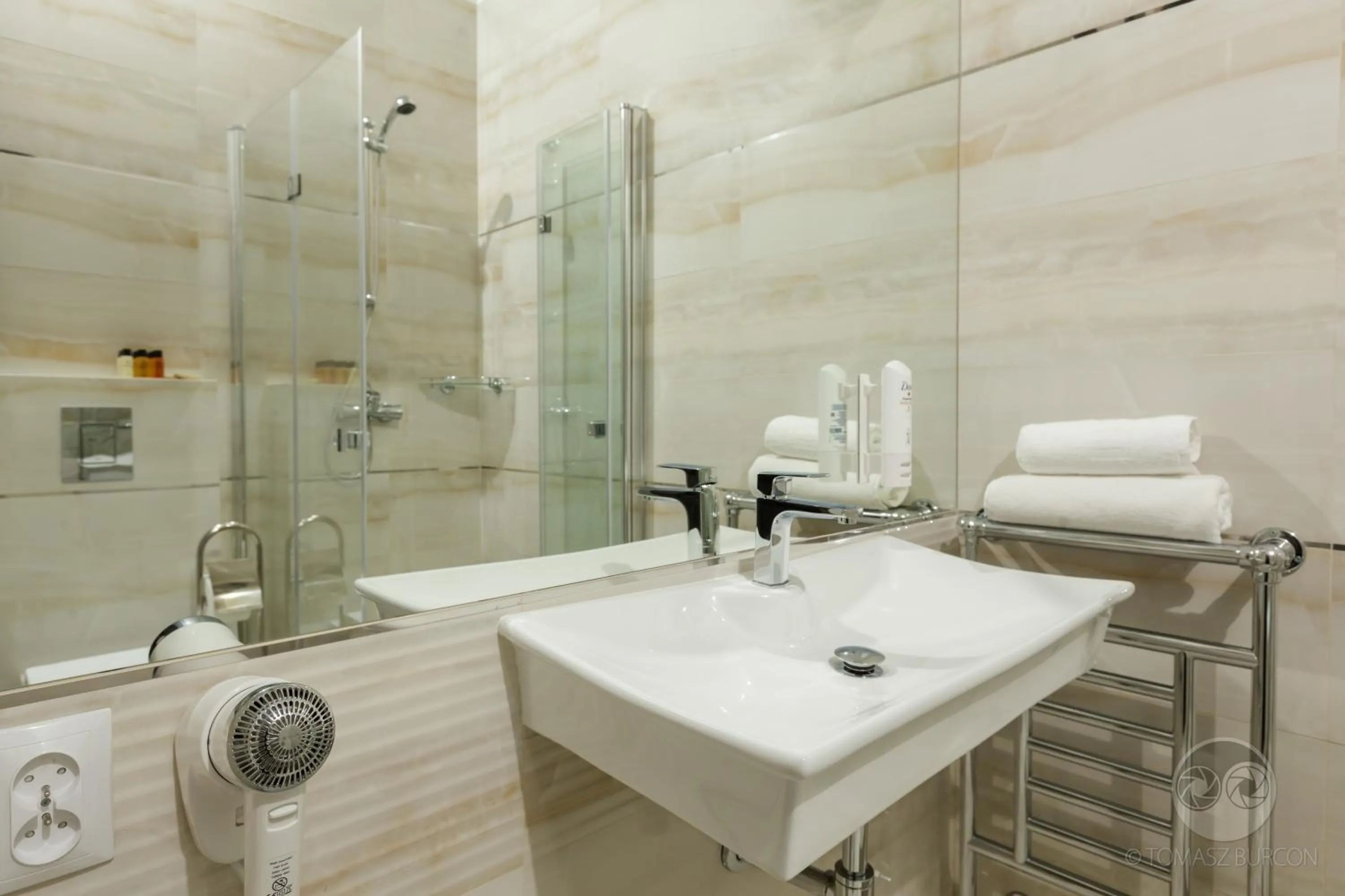 Shower in Apartamenty City.