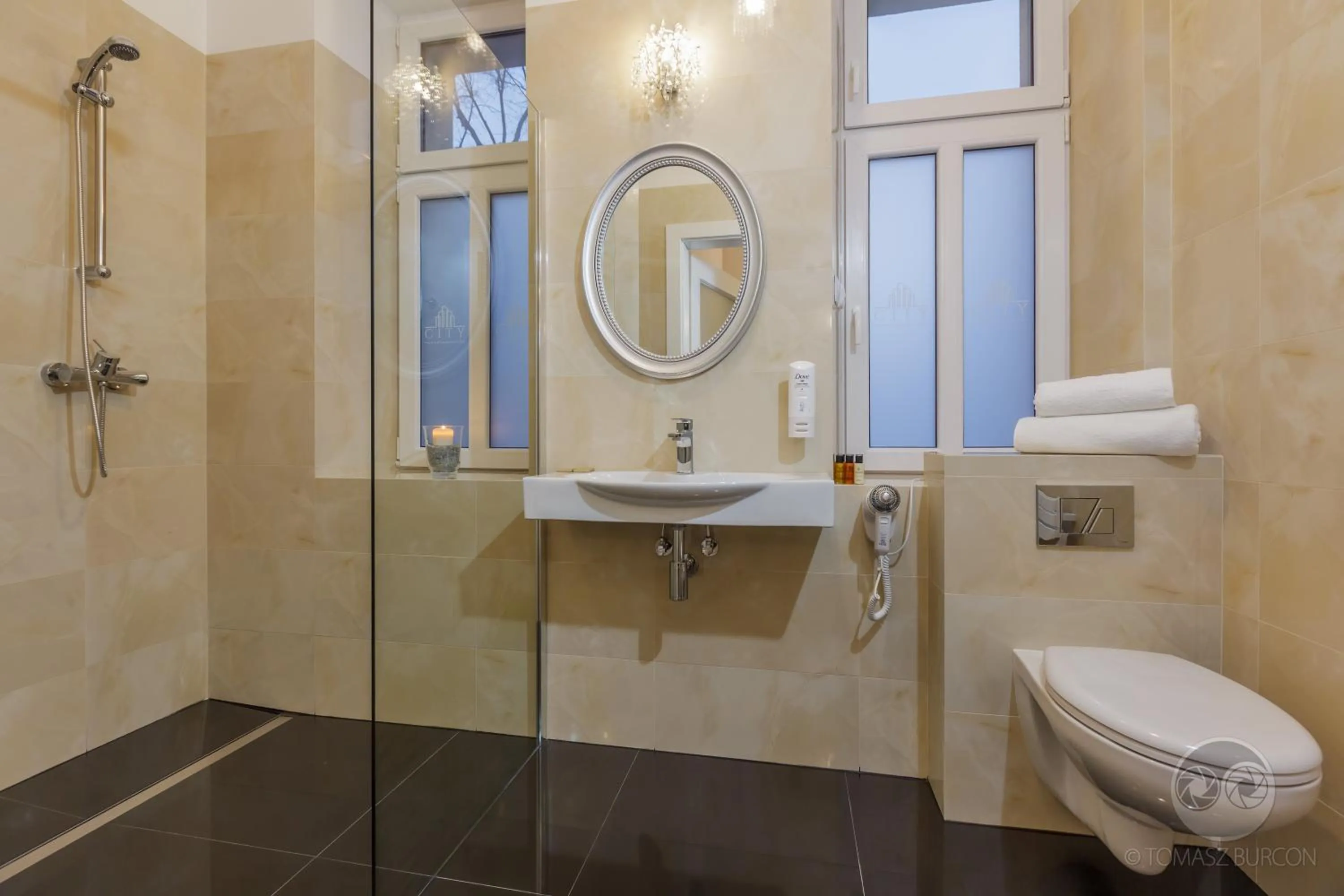 Shower in Apartamenty City.