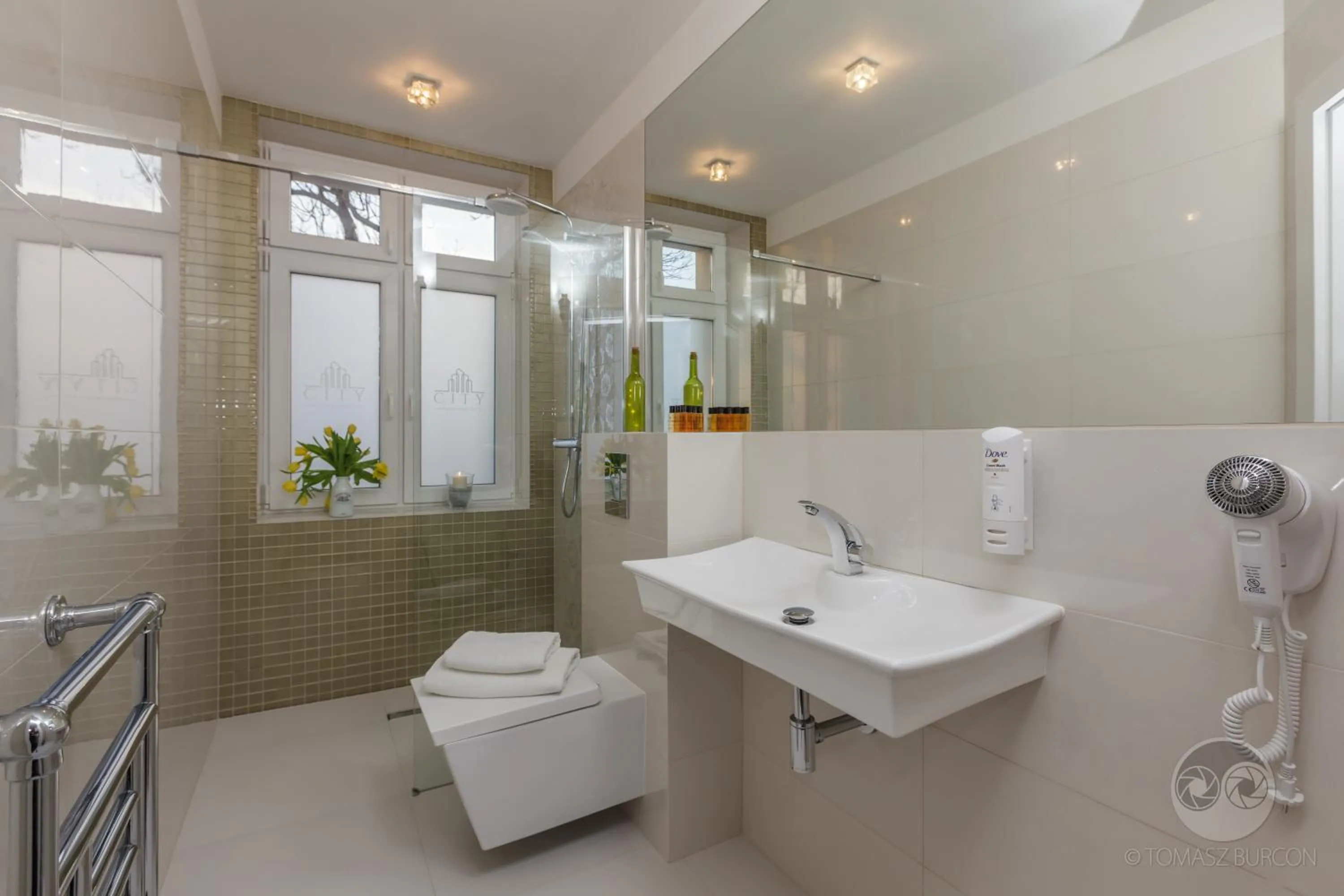 Shower in Apartamenty City.