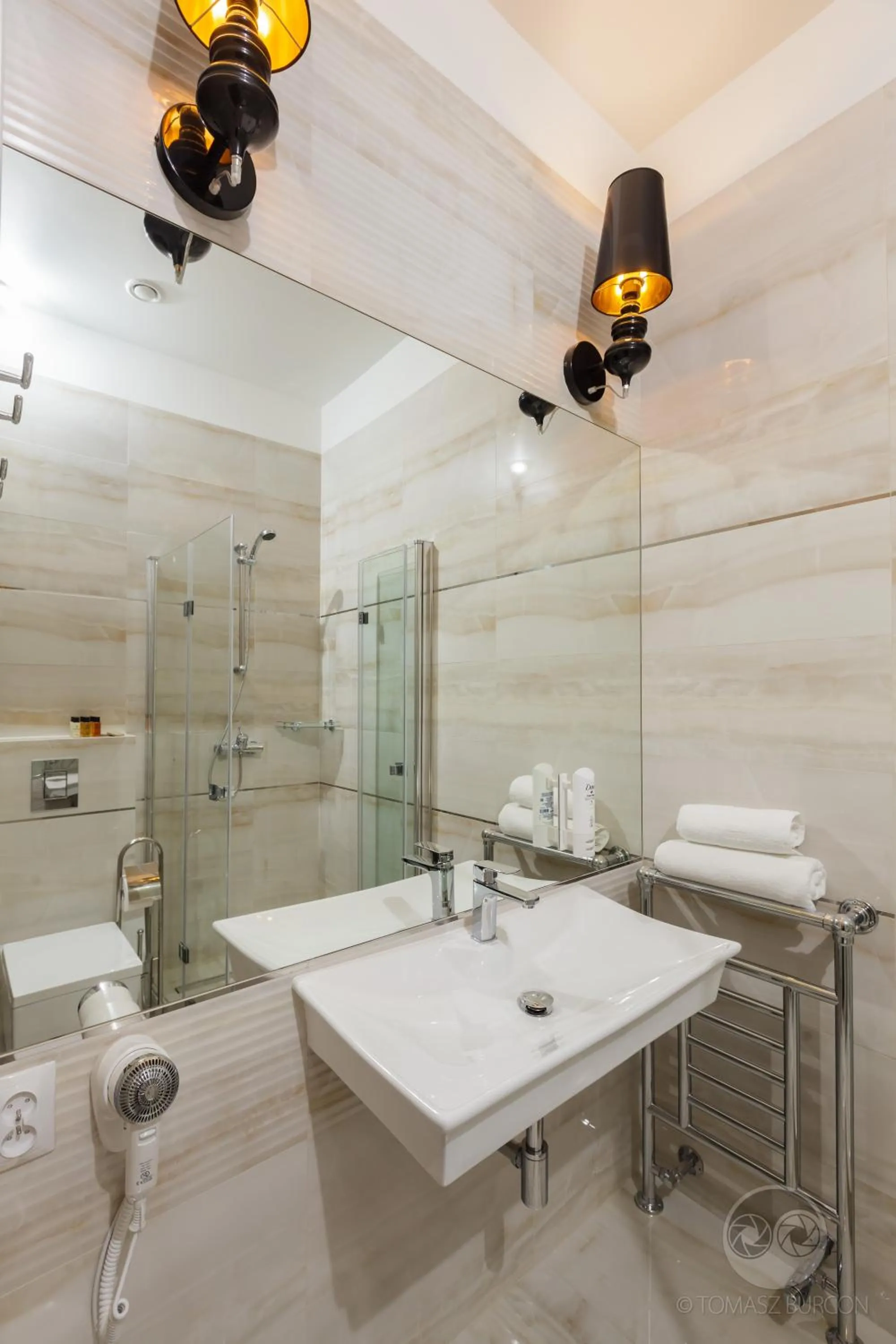 Shower in Apartamenty City.