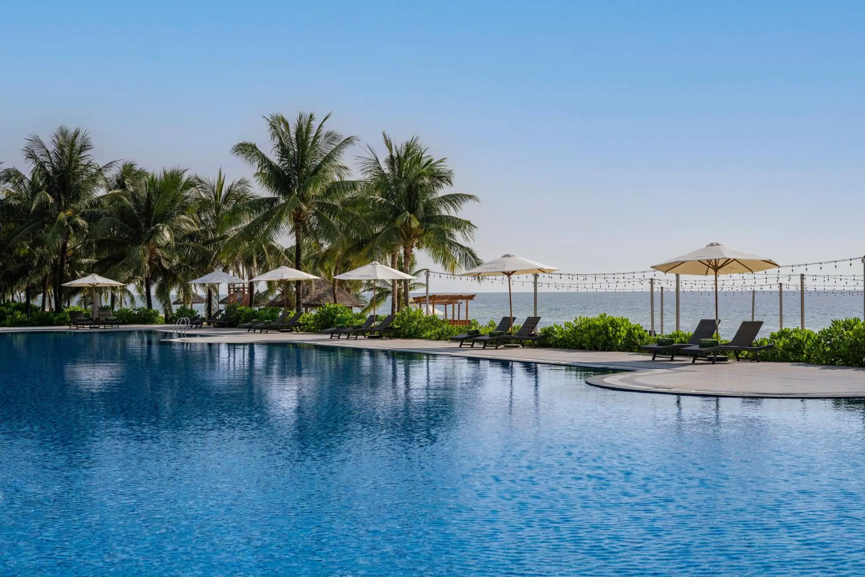 Swimming pool in Melia Vinpearl Phu Quoc Swimming pool in Melia Vinpearl Phu Quoc