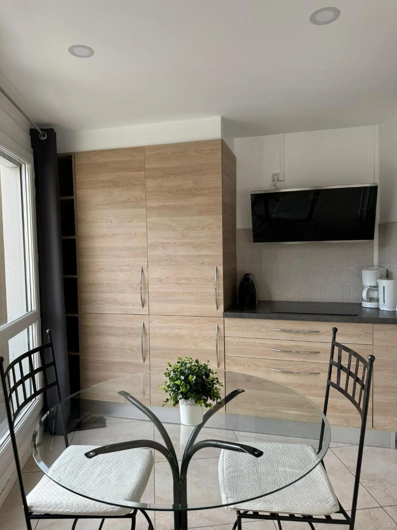 Kitchen or kitchenette in Appart' Hôtel Fauriel Saint-Etienne Parking privé balcon wifi