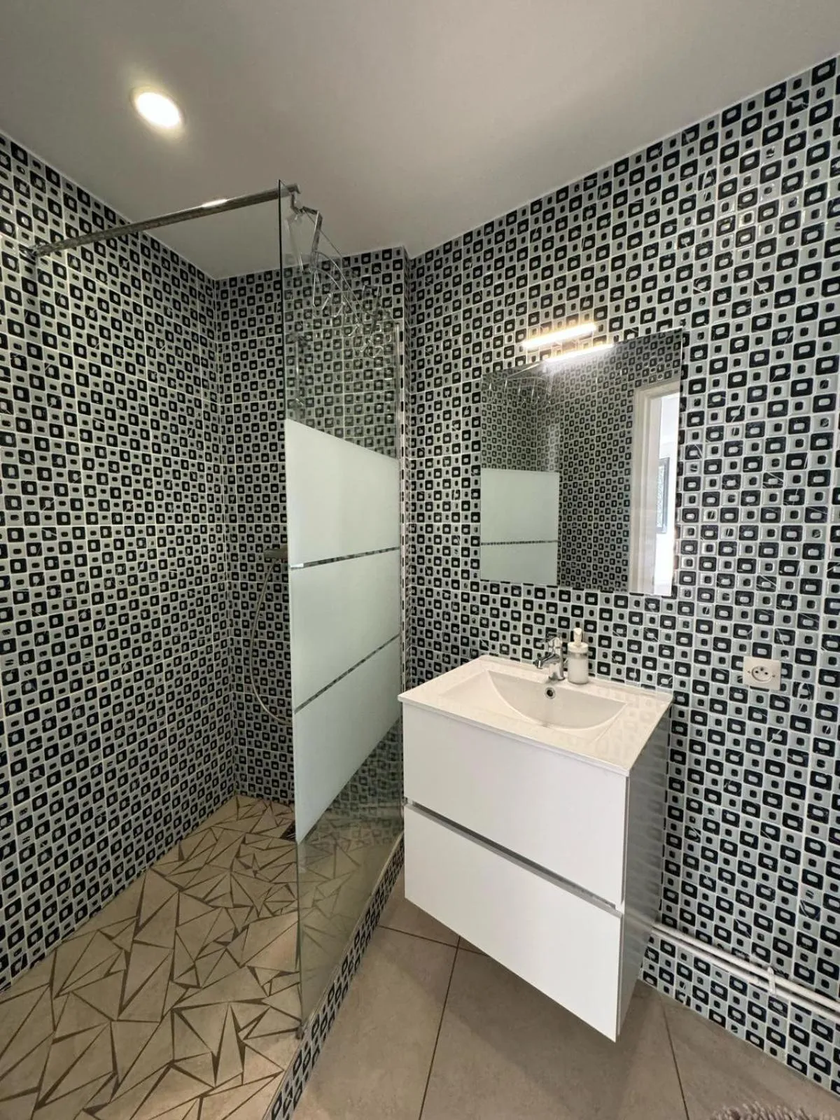 Bathroom in Appart' Hôtel Fauriel Saint-Etienne Parking privé balcon wifi