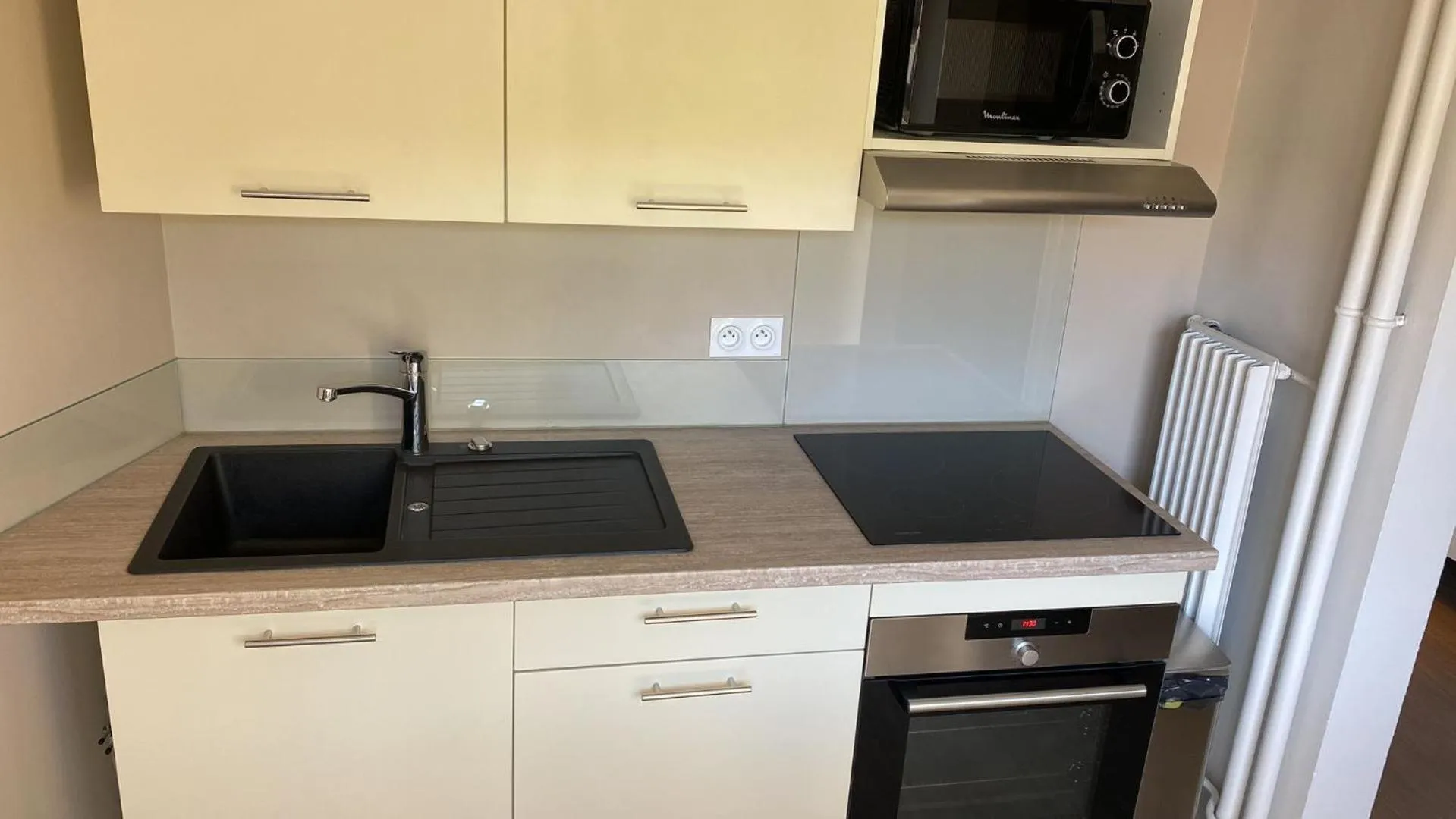 Kitchen or kitchenette in Appart' Hôtel Fauriel Saint-Etienne Parking privé balcon wifi