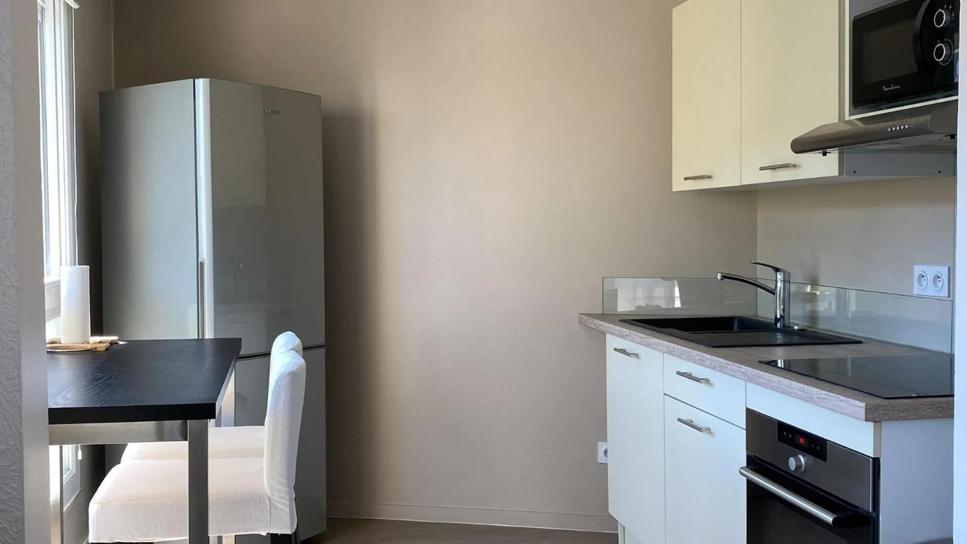 Kitchen or kitchenette in Appart' Hôtel Fauriel Saint-Etienne Parking privé balcon wifi