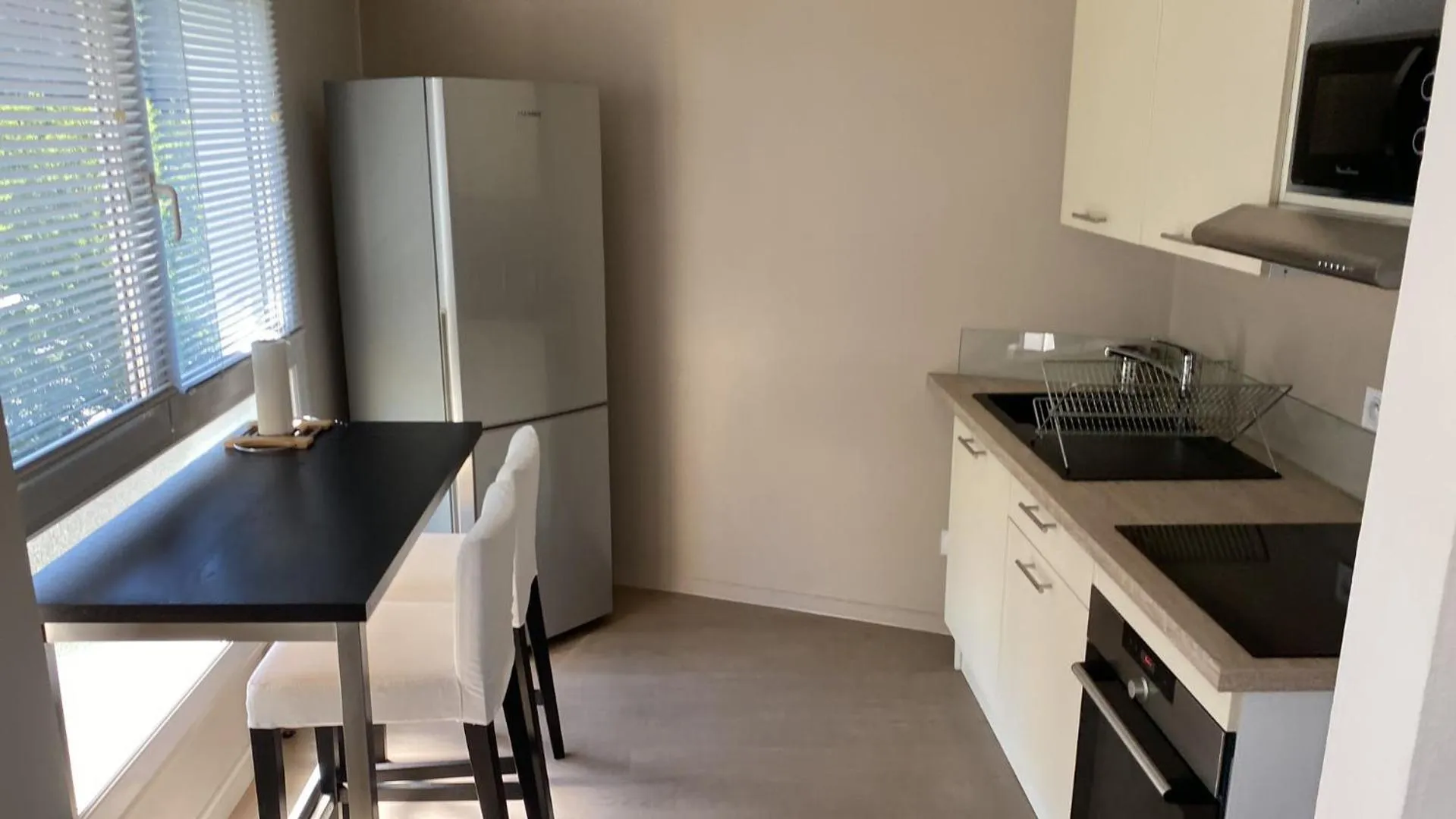 Kitchen or kitchenette in Appart' Hôtel Fauriel Saint-Etienne Parking privé balcon wifi