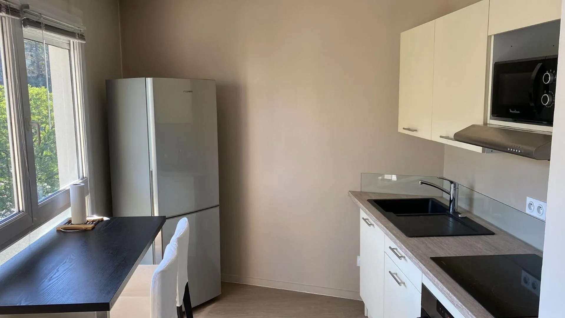 Kitchen or kitchenette in Appart' Hôtel Fauriel Saint-Etienne Parking privé balcon wifi