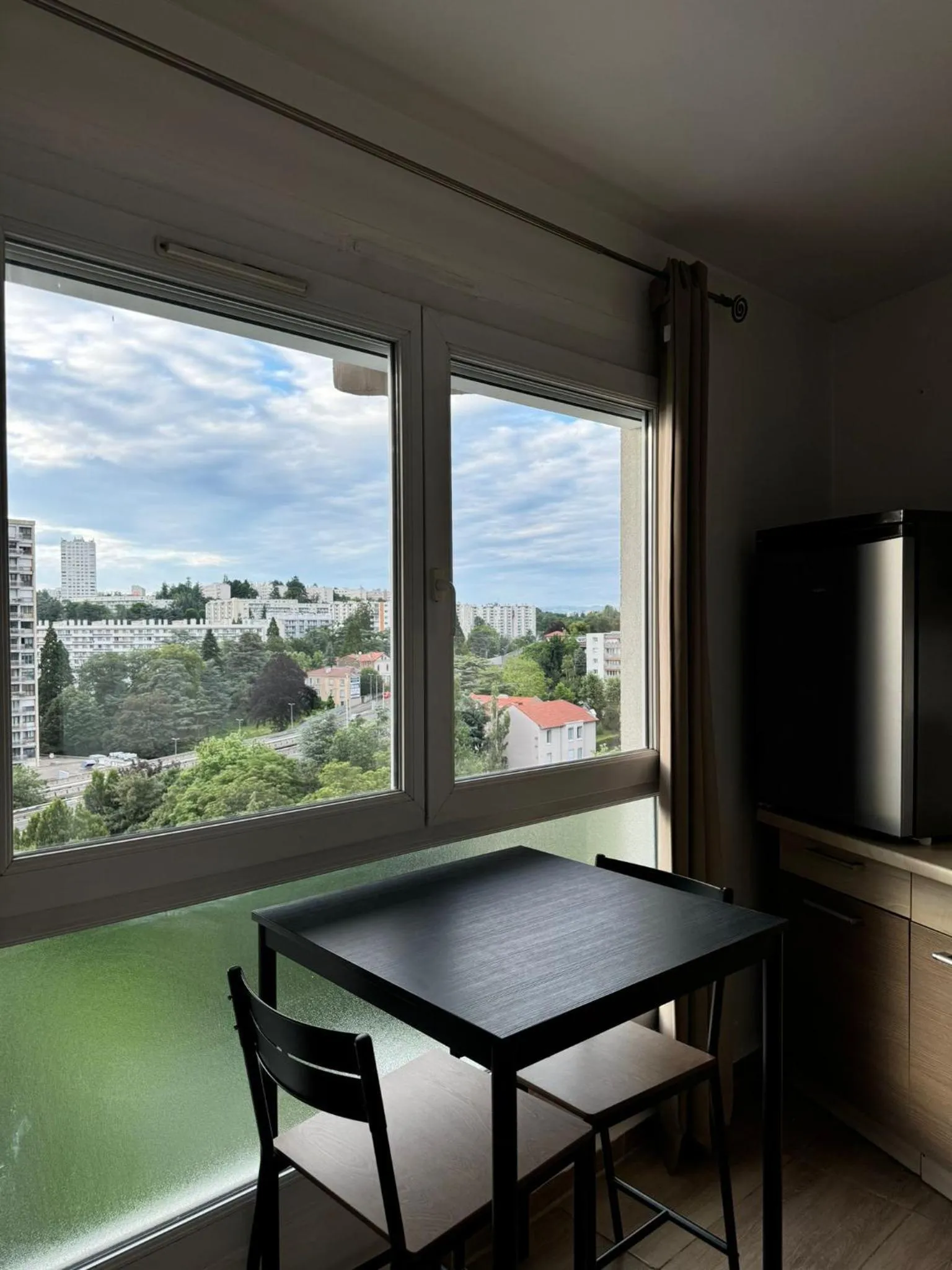 Kitchen or kitchenette in Appart' Hôtel Fauriel Saint-Etienne Parking privé balcon wifi