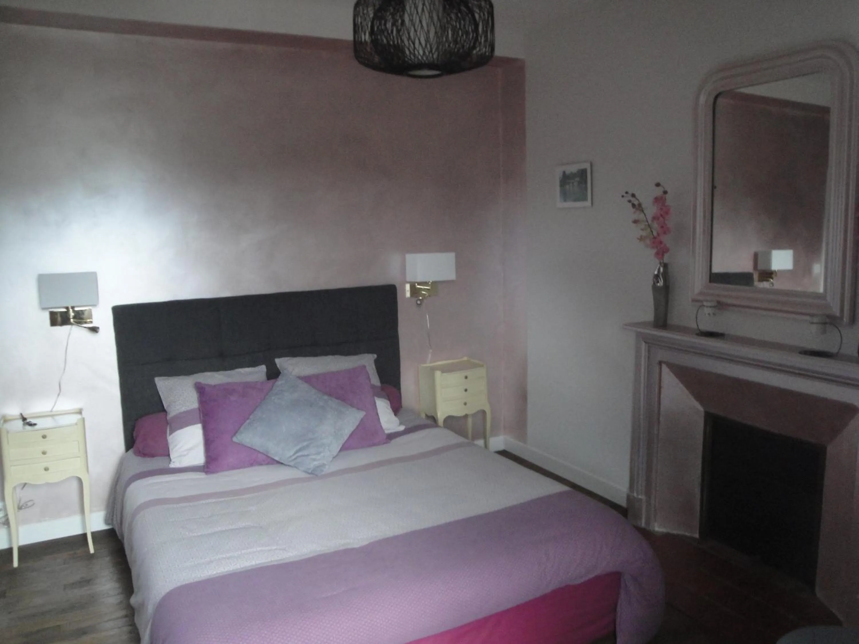 Photo of the whole room, Bed in Le Relais des Capucines
