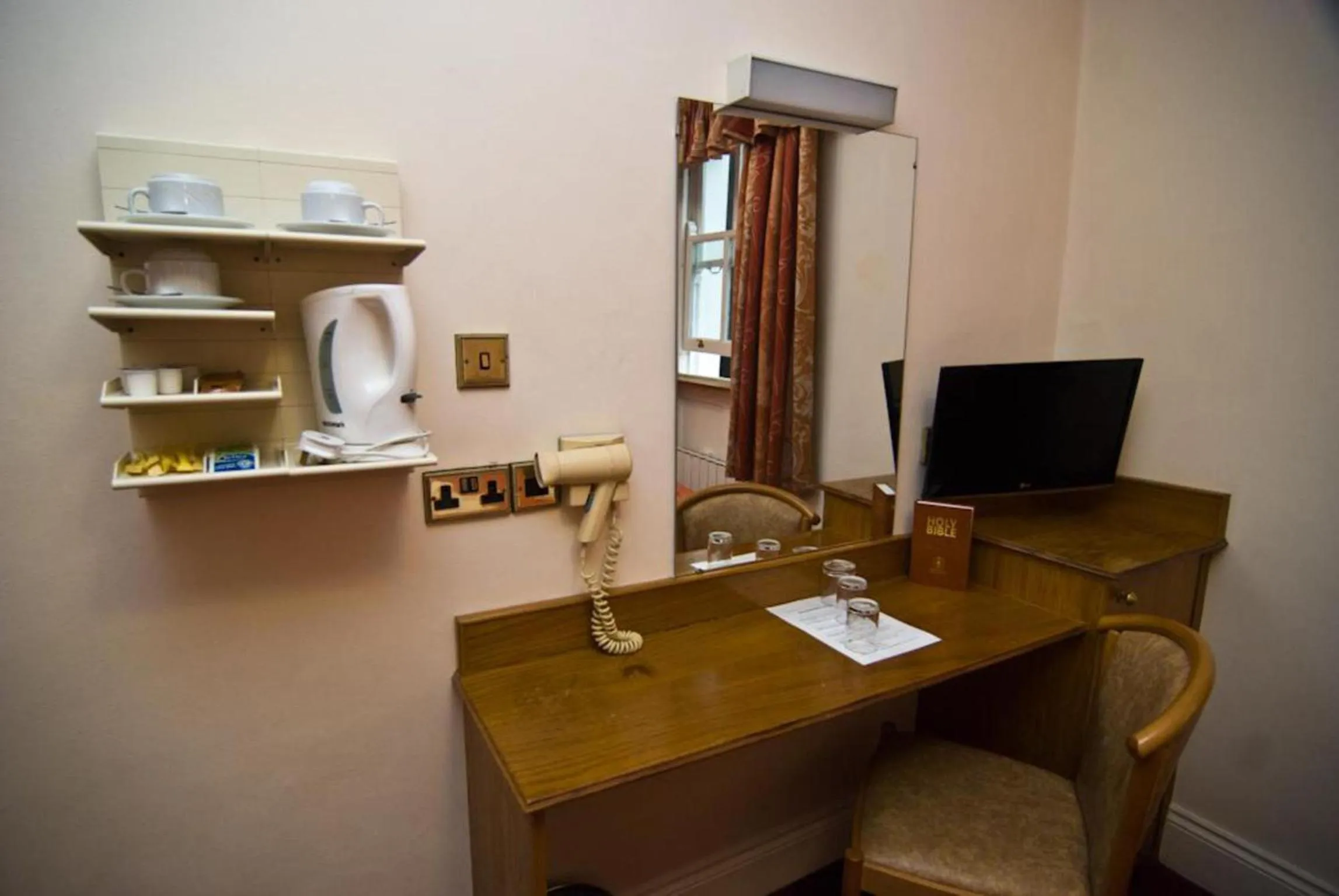 Seating area in Seymour Hotel