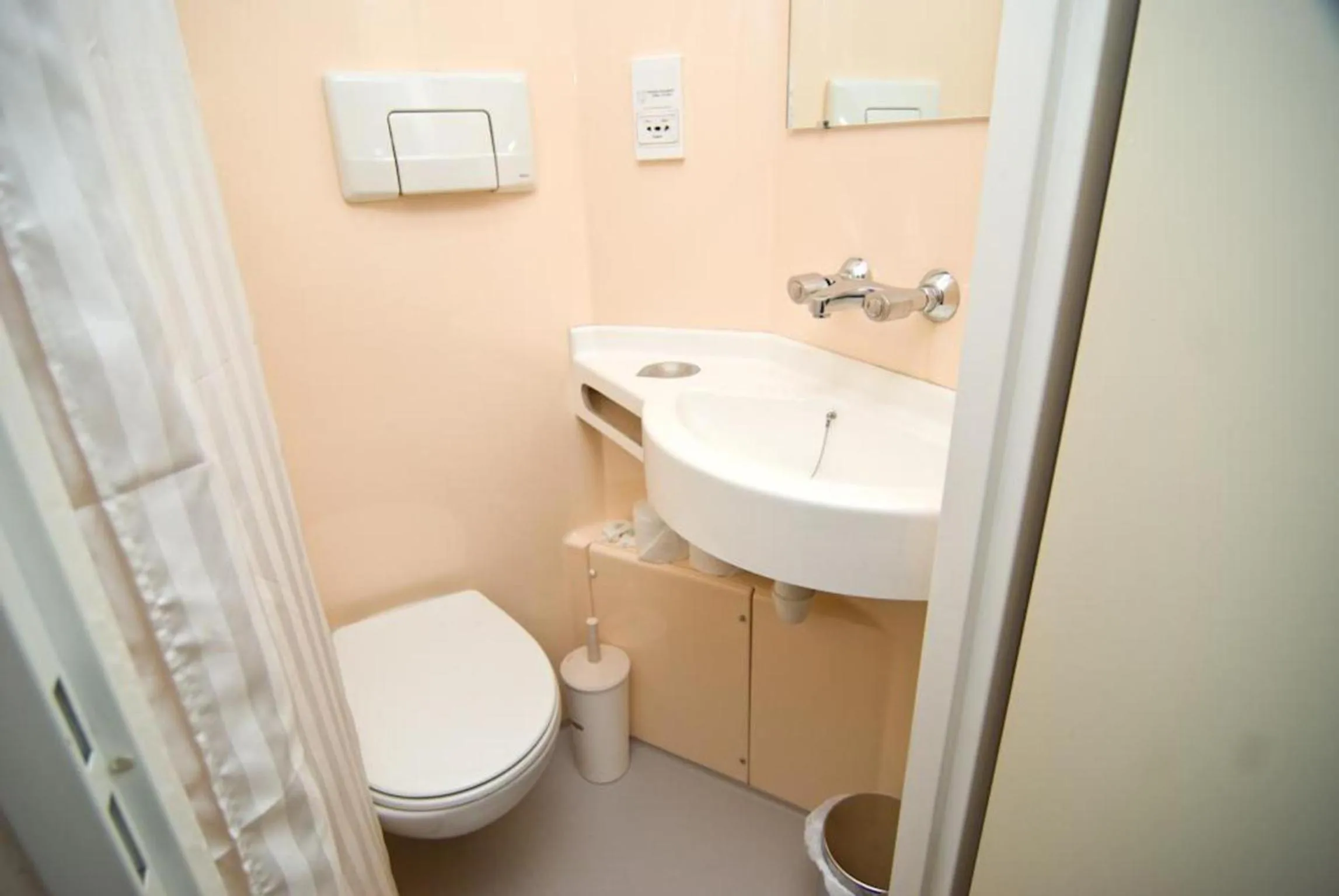 Bathroom in Seymour Hotel