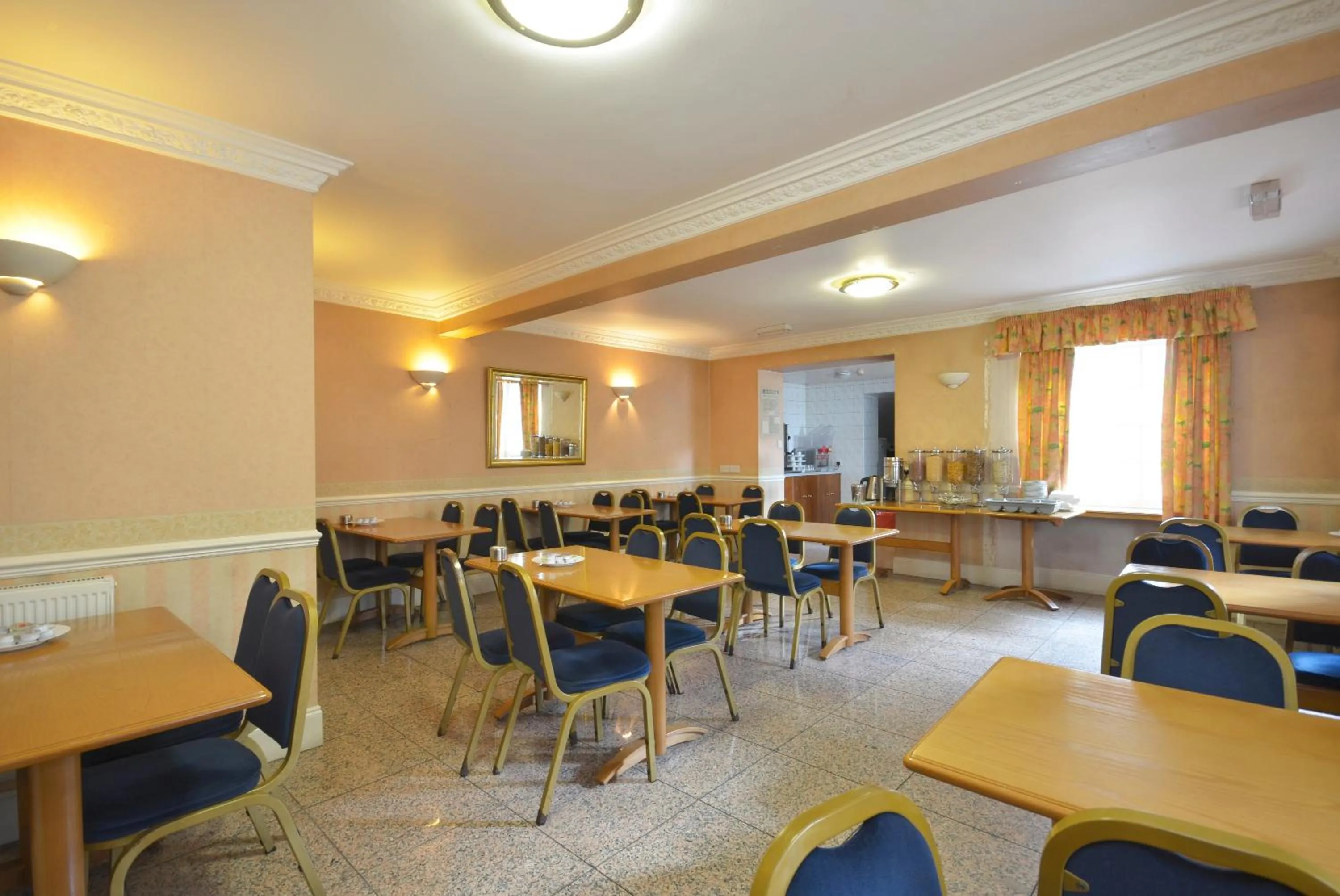 Restaurant/places to eat in Seymour Hotel