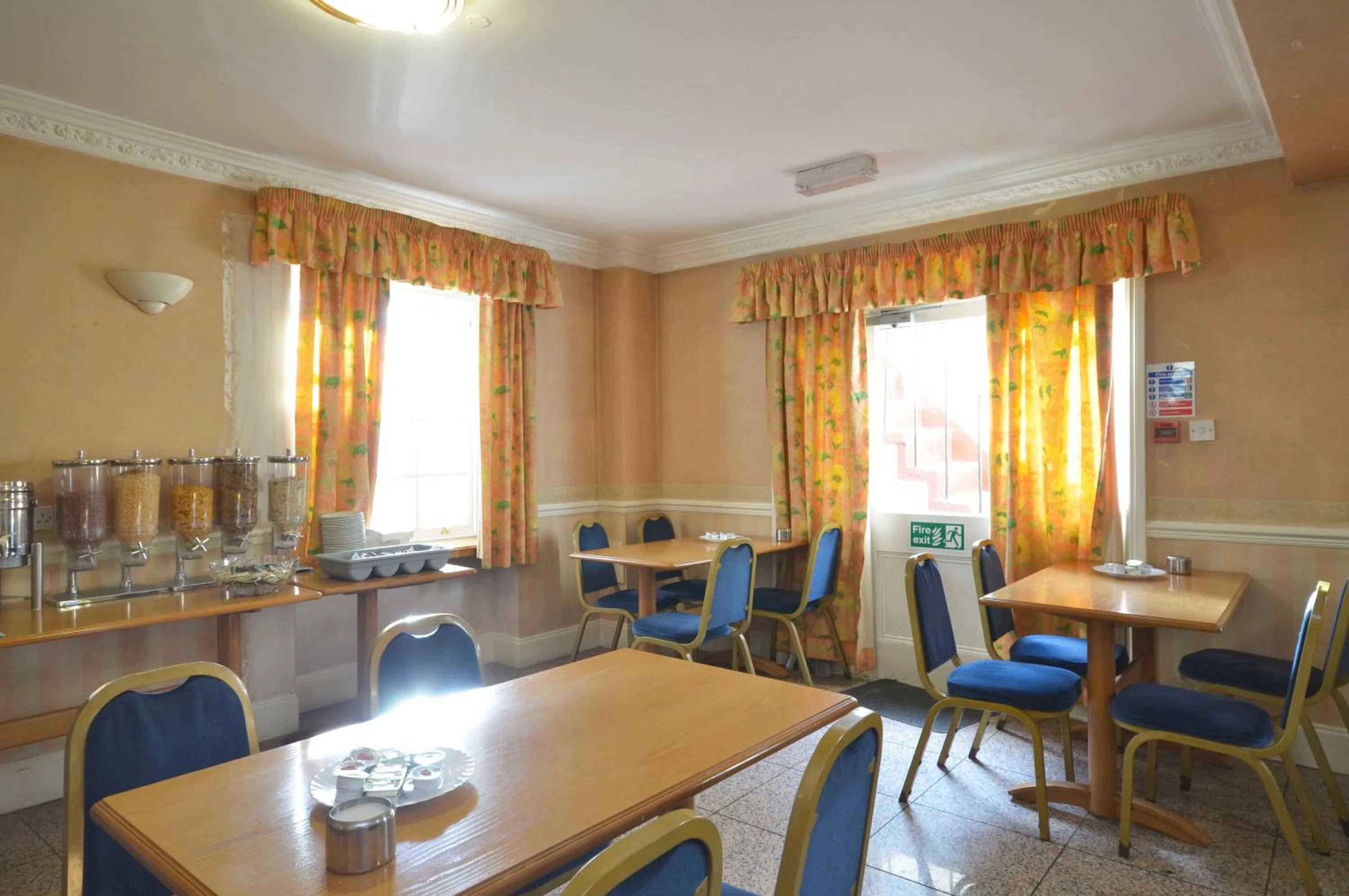 Restaurant/places to eat in Seymour Hotel