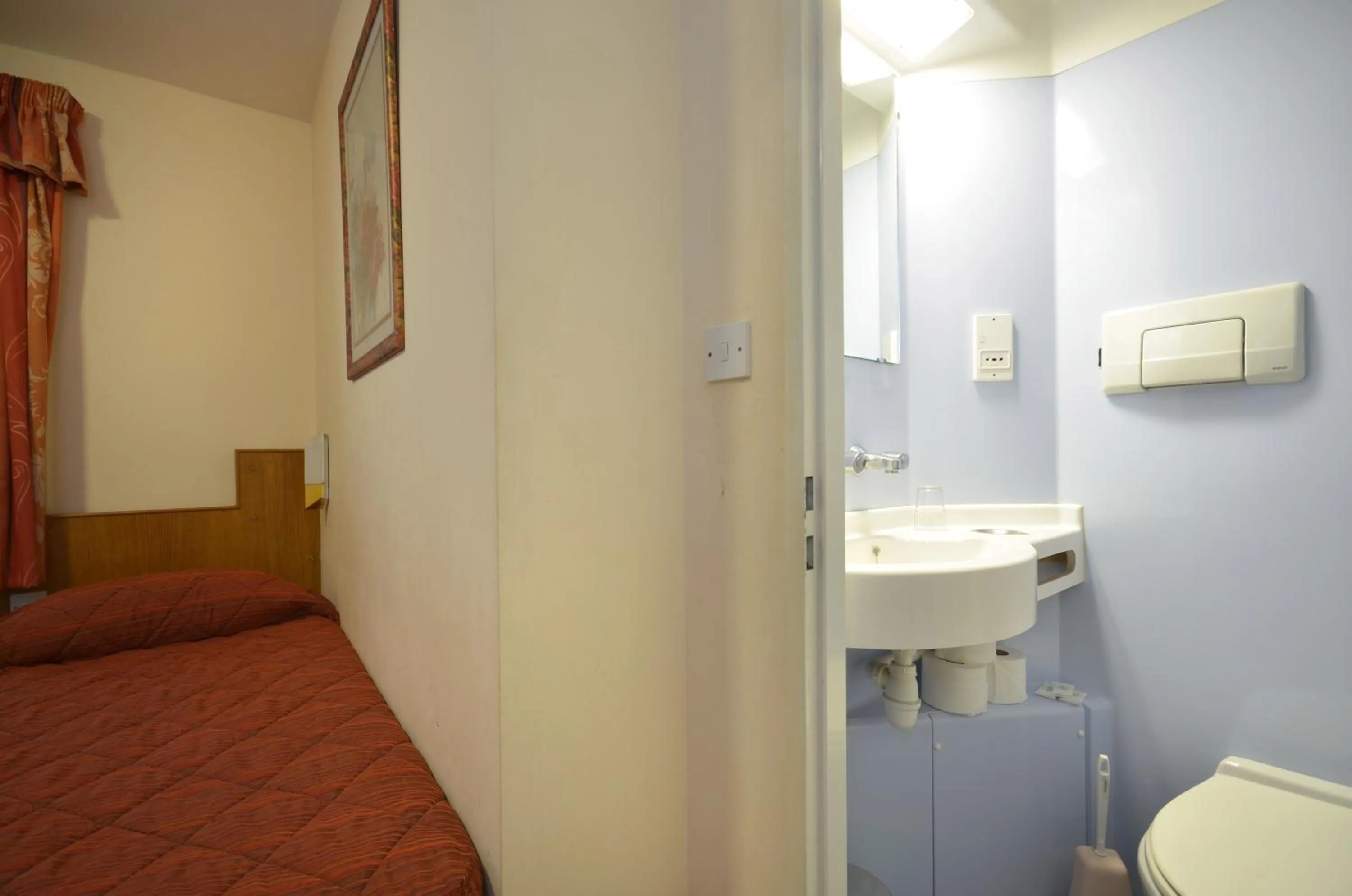 Bathroom in Seymour Hotel