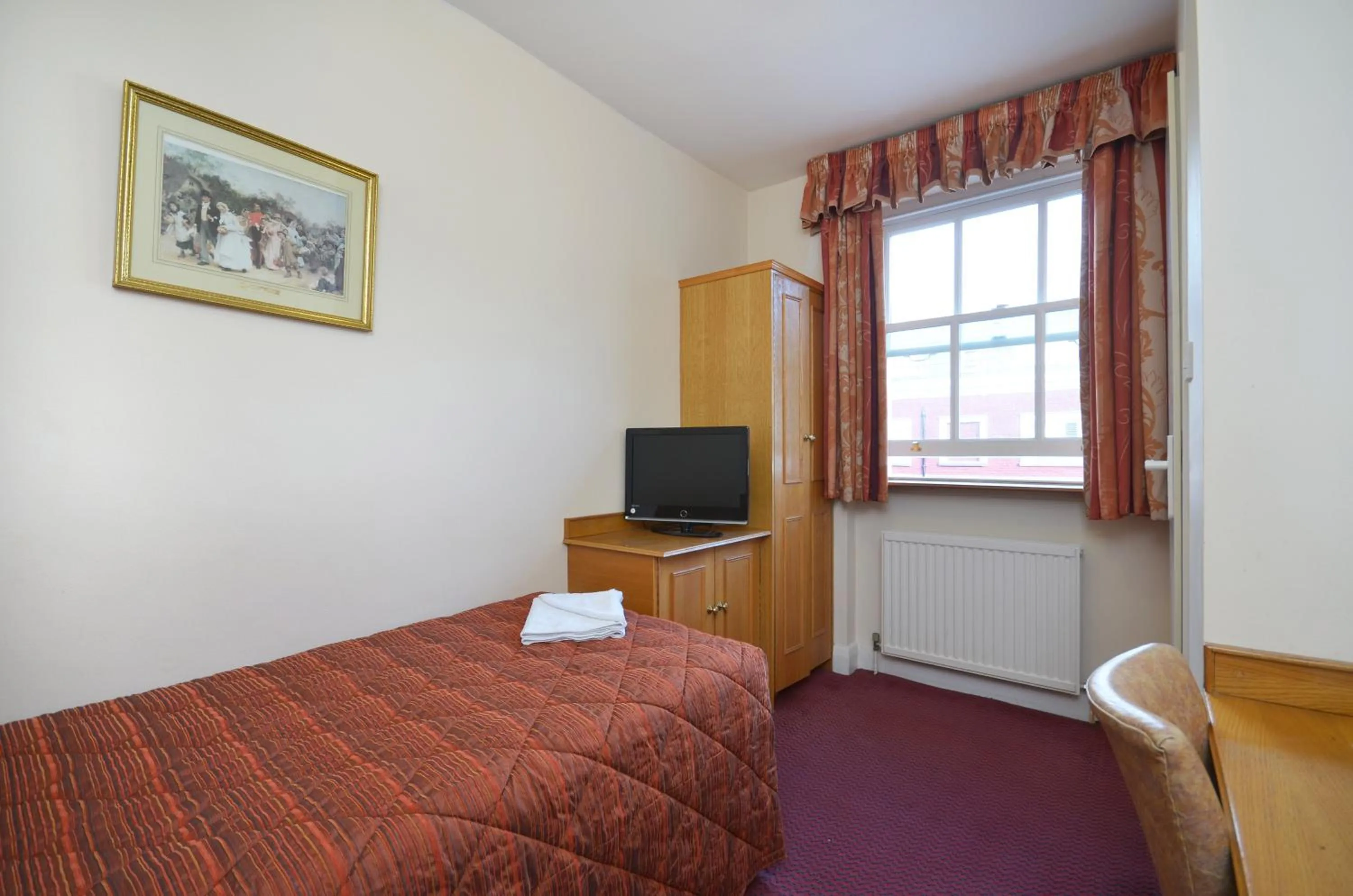 Photo of the whole room, Bed in Seymour Hotel