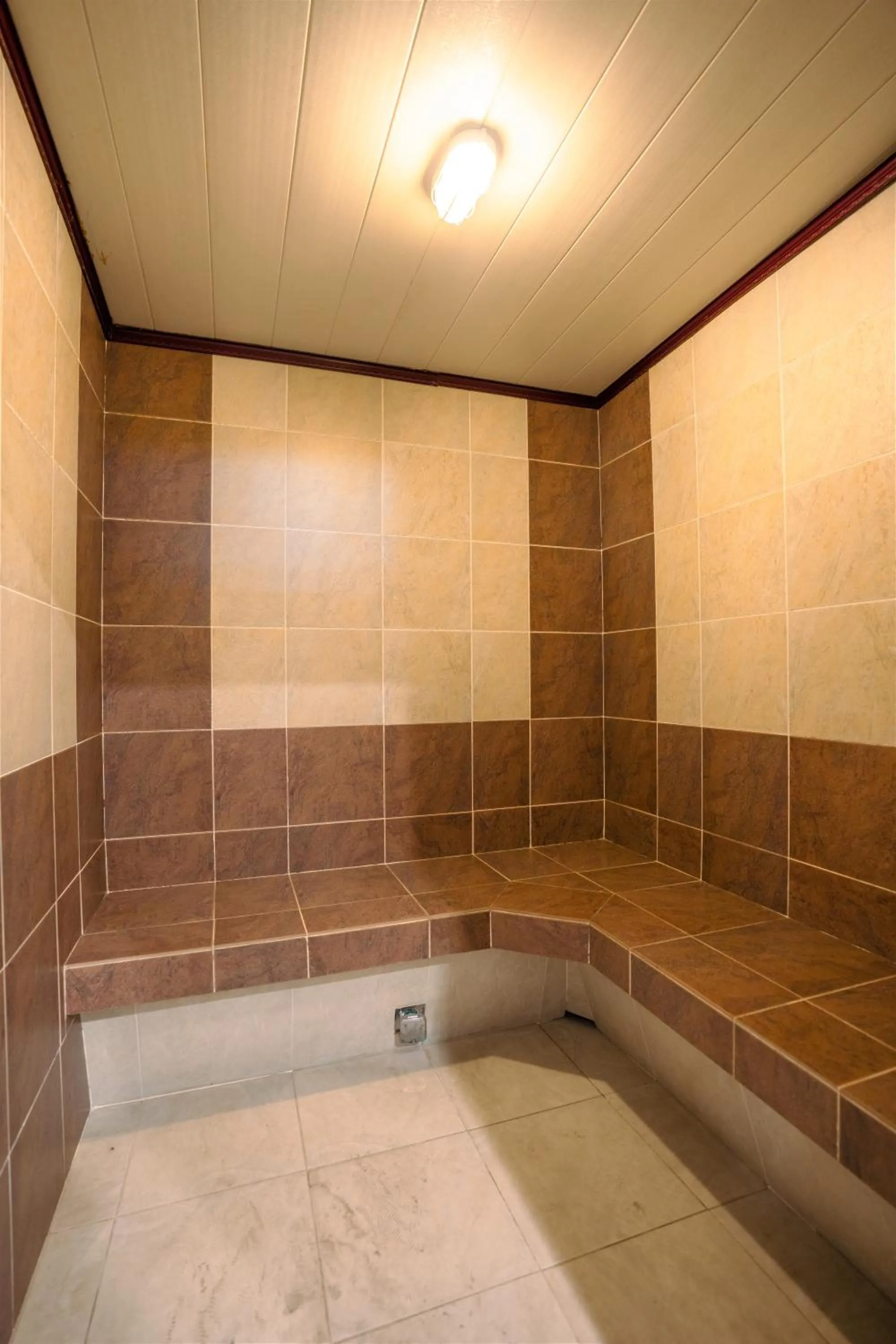 Steam room in HAMPTONS Apartments