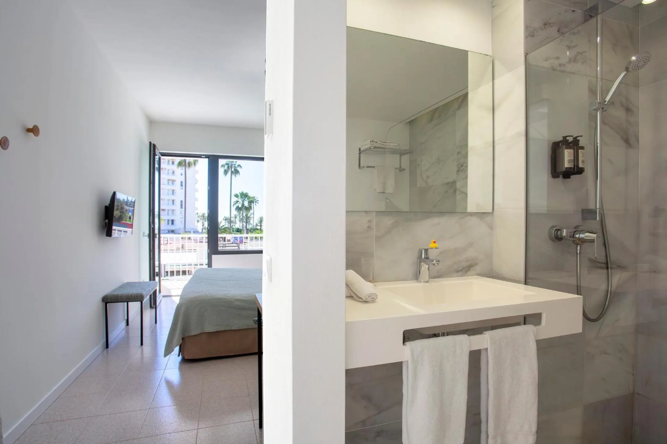 Bathroom, Bed in Villa Miel
