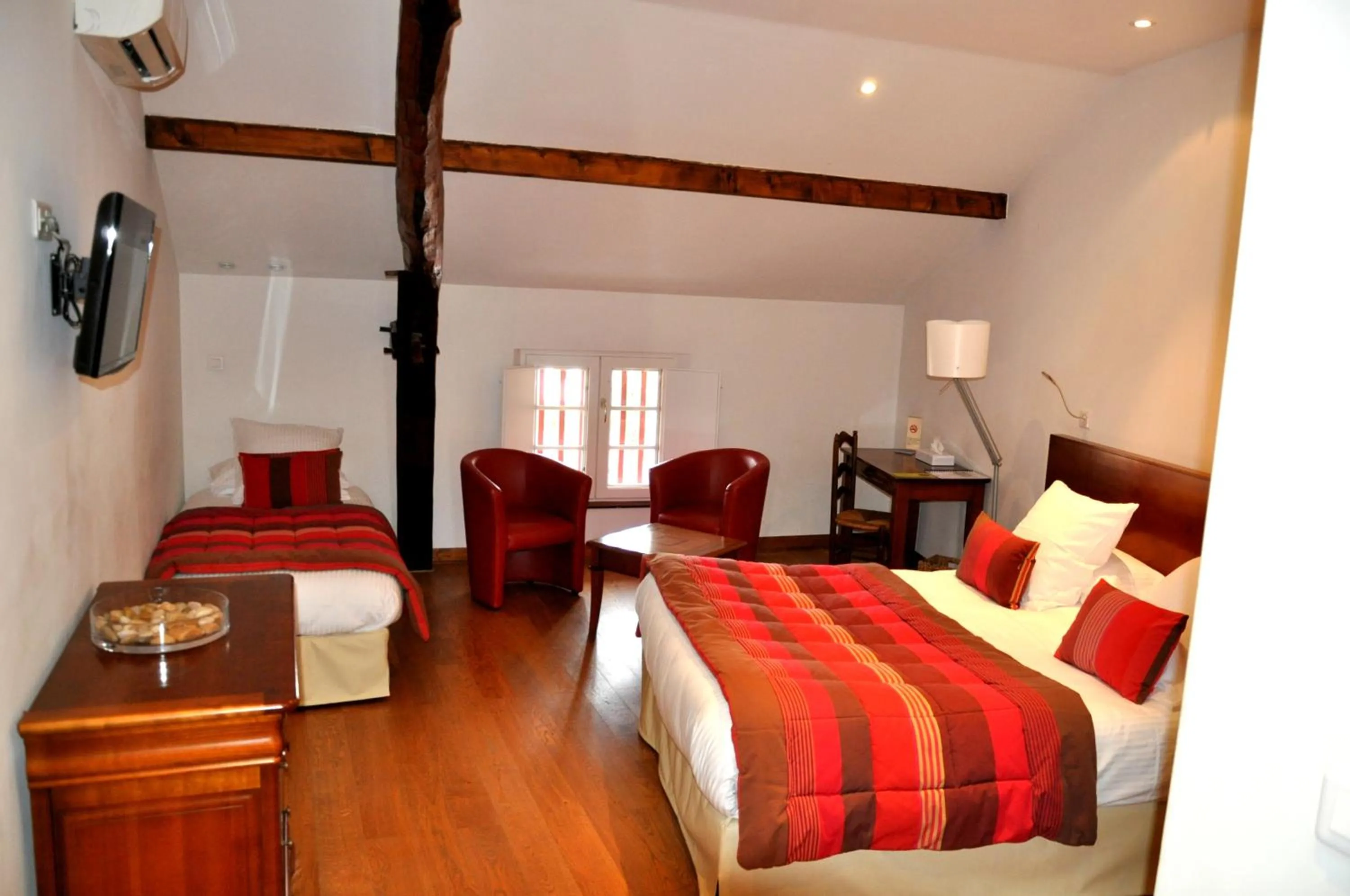 Superior Triple Room in Hôtel Euzkadi