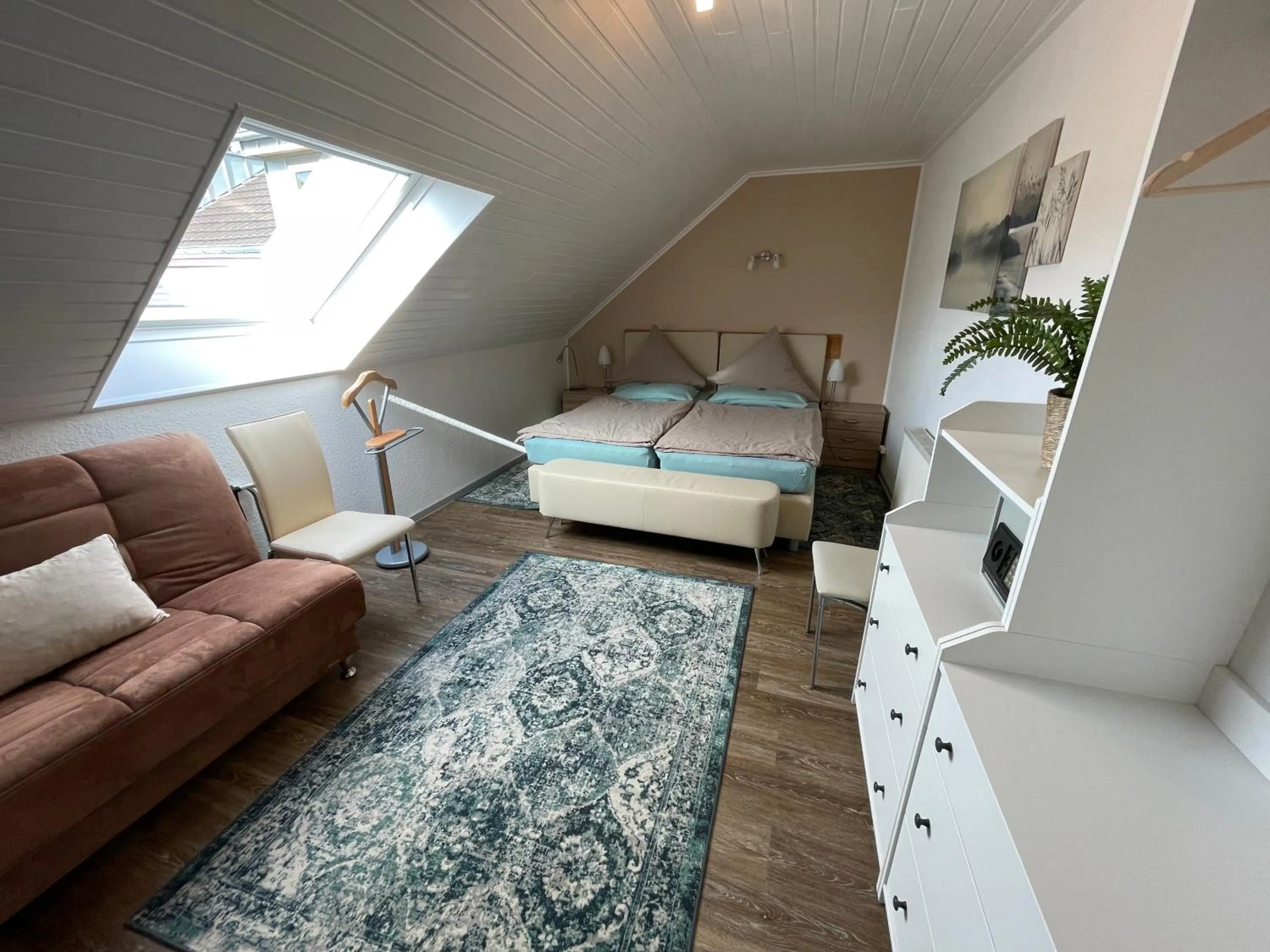 Bedroom, Bed in Eifel Quartier Pension und Gasthof "Em Gardestüffje"